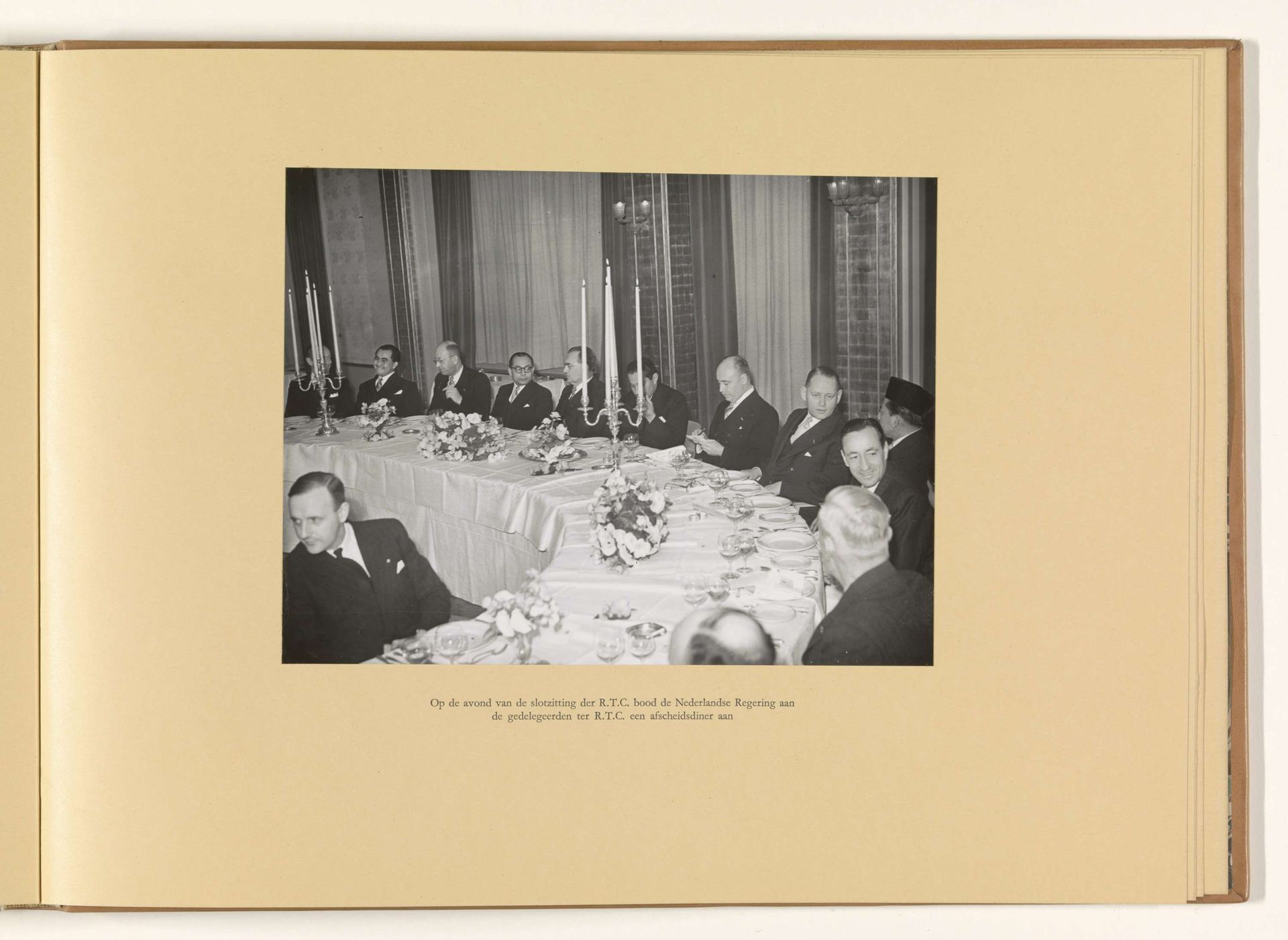 Op de avond van de slotzitting der R.T.C. bood de Nederlandse Regering aan de gedelegeerden der R.T.C. een afscheidsdiner aan by Regeringsvoorlichtingsdienst