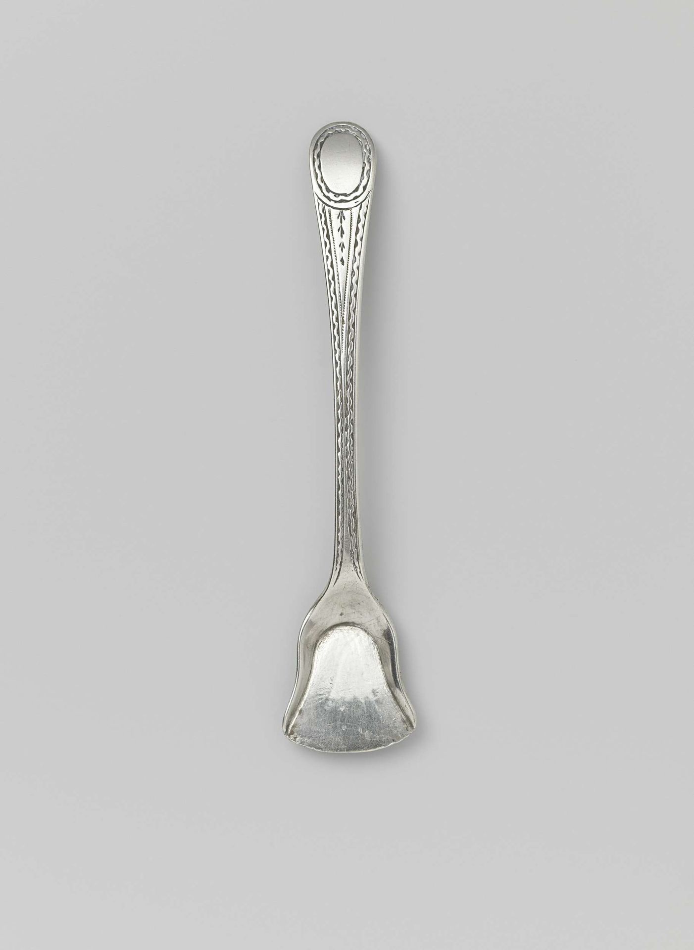Zoutlepel, schepvormig met gegraveerde steel en ovaal op de punt by Jan Pieter Barbier
