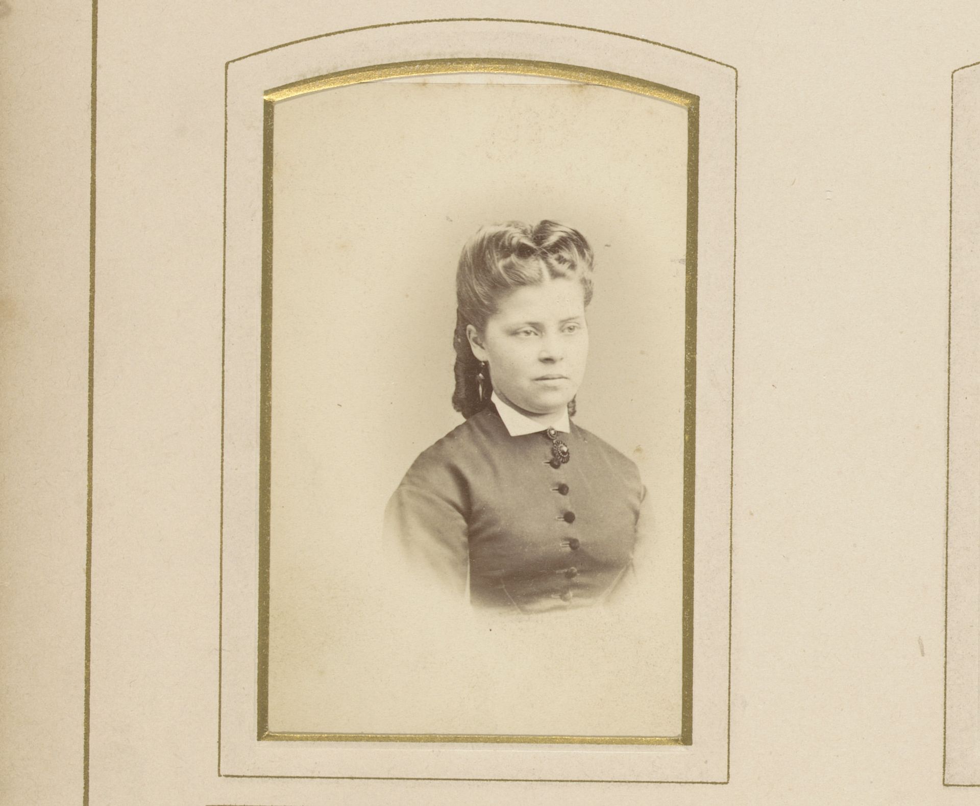 Portret van een jonge vrouw by Albert Greiner