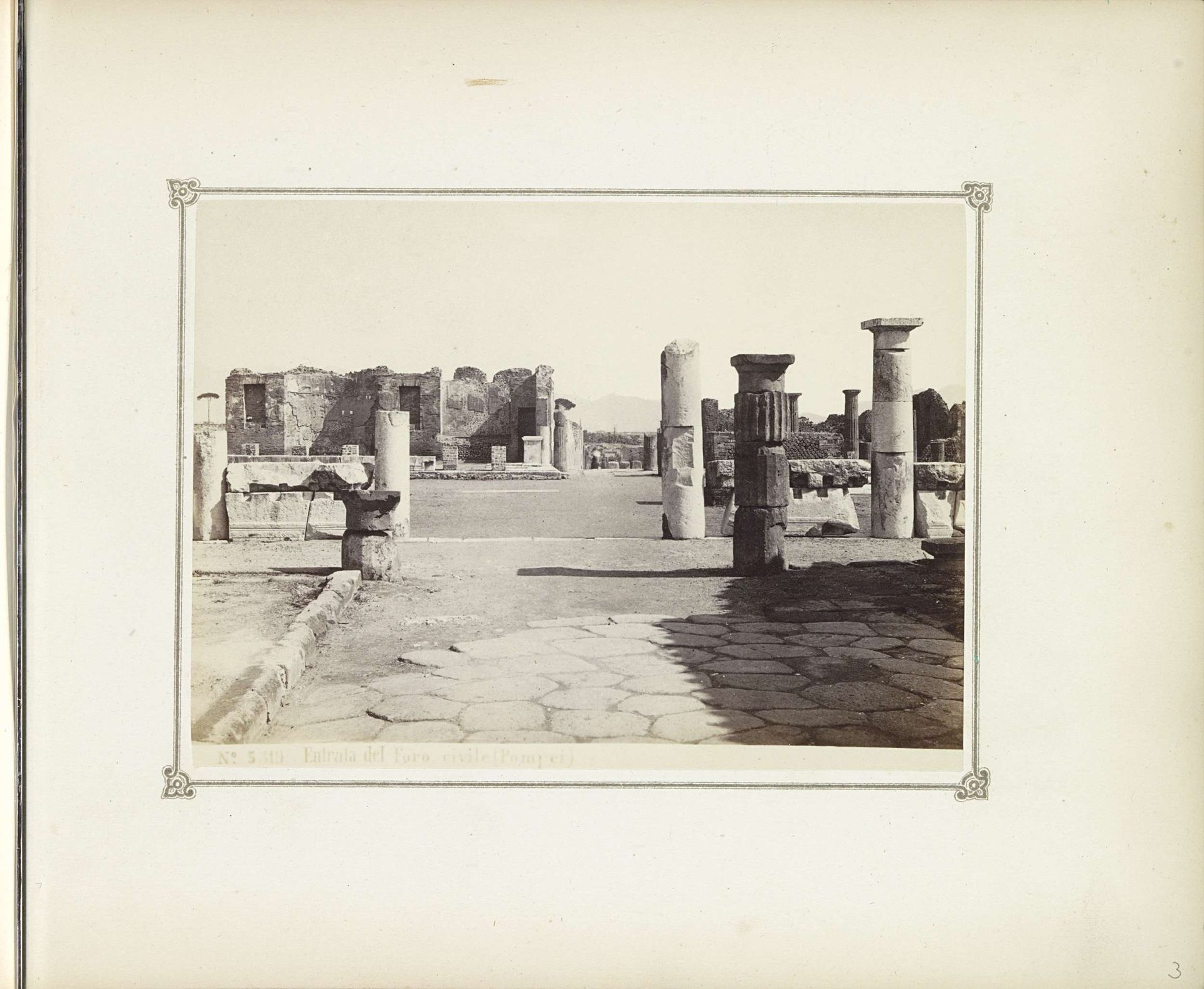 Restanten van de ingang van het forum te Pompeï by Giorgio Sommer