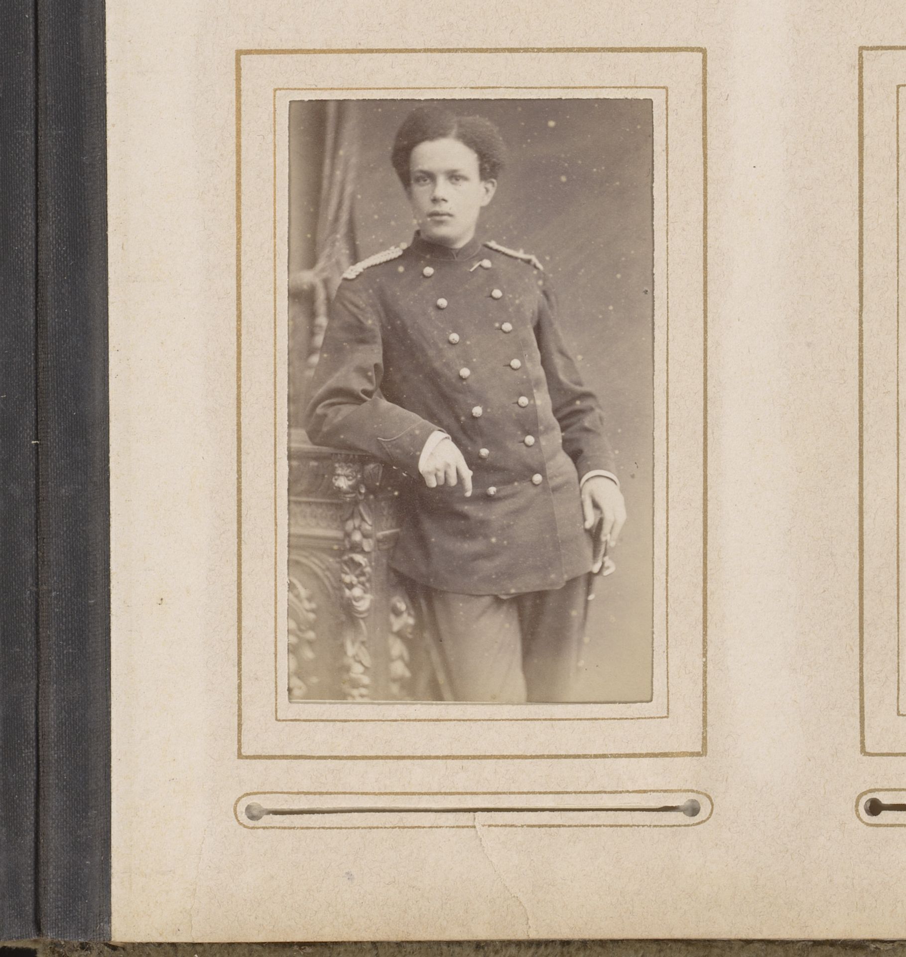Portret van een jongeman in uniform by Albert Greiner