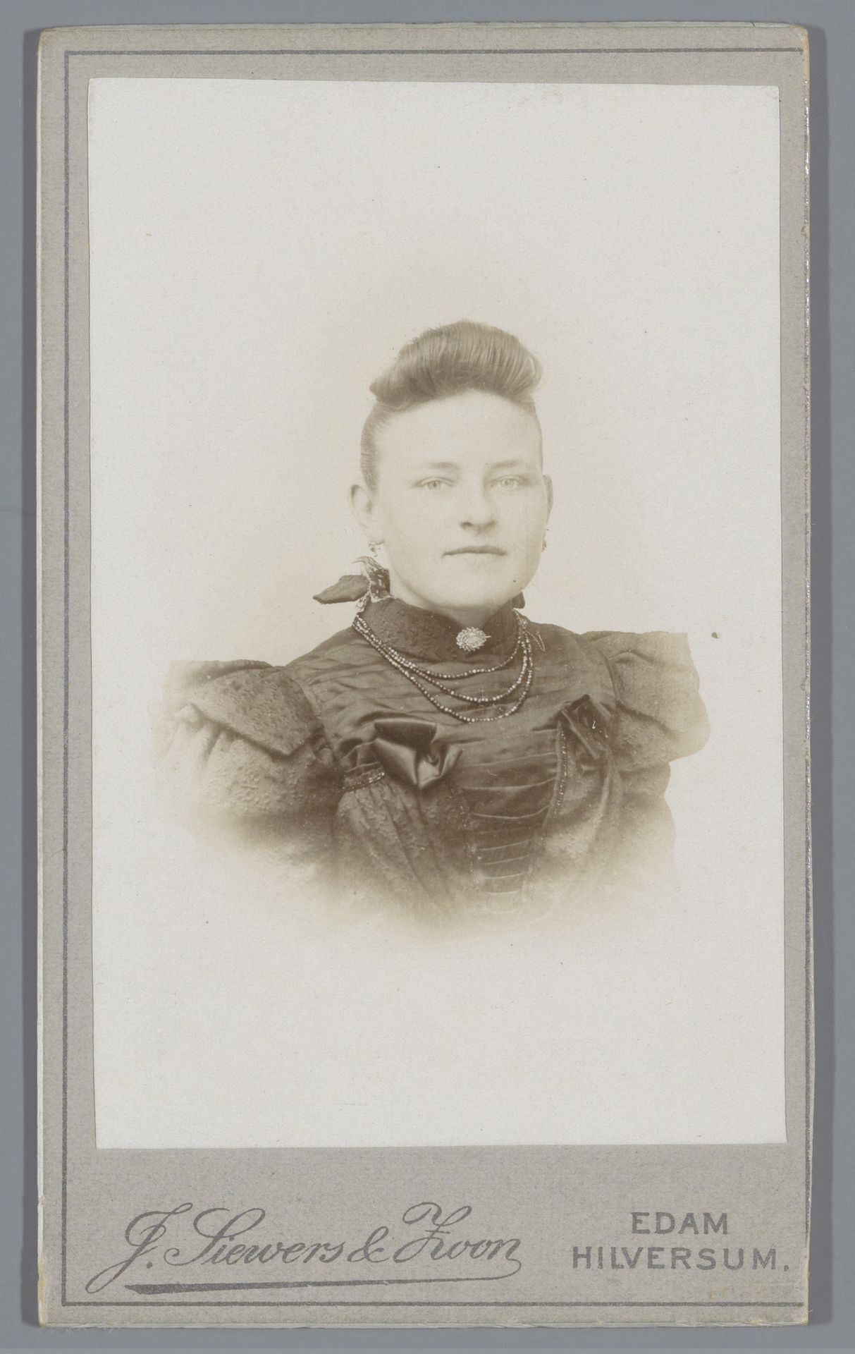Portret van Betje Kuyn by J. Siewers & Zoon