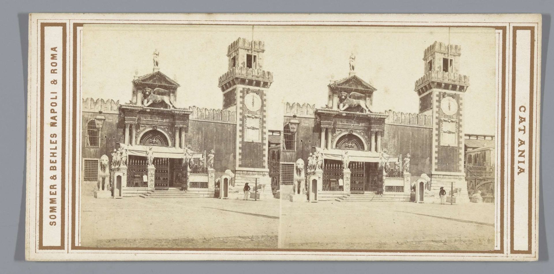 Gezicht op de Porta Magna van de Arsenale in Venetië by Sommer & Behles