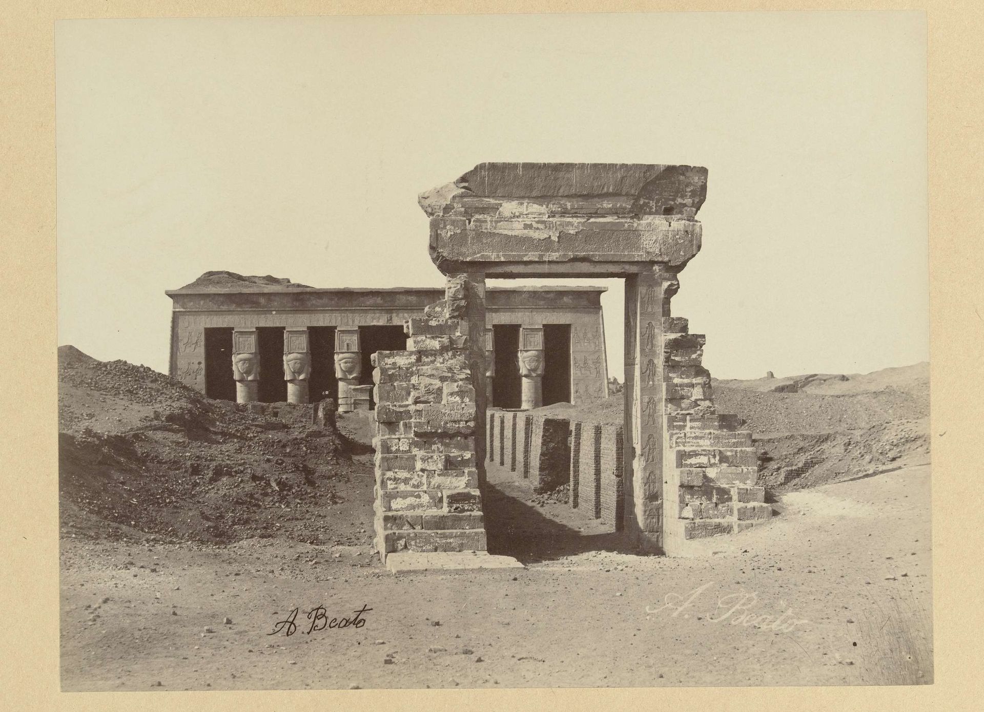 Restanten van het tempelcomplex van Dendera by Antonio Beato