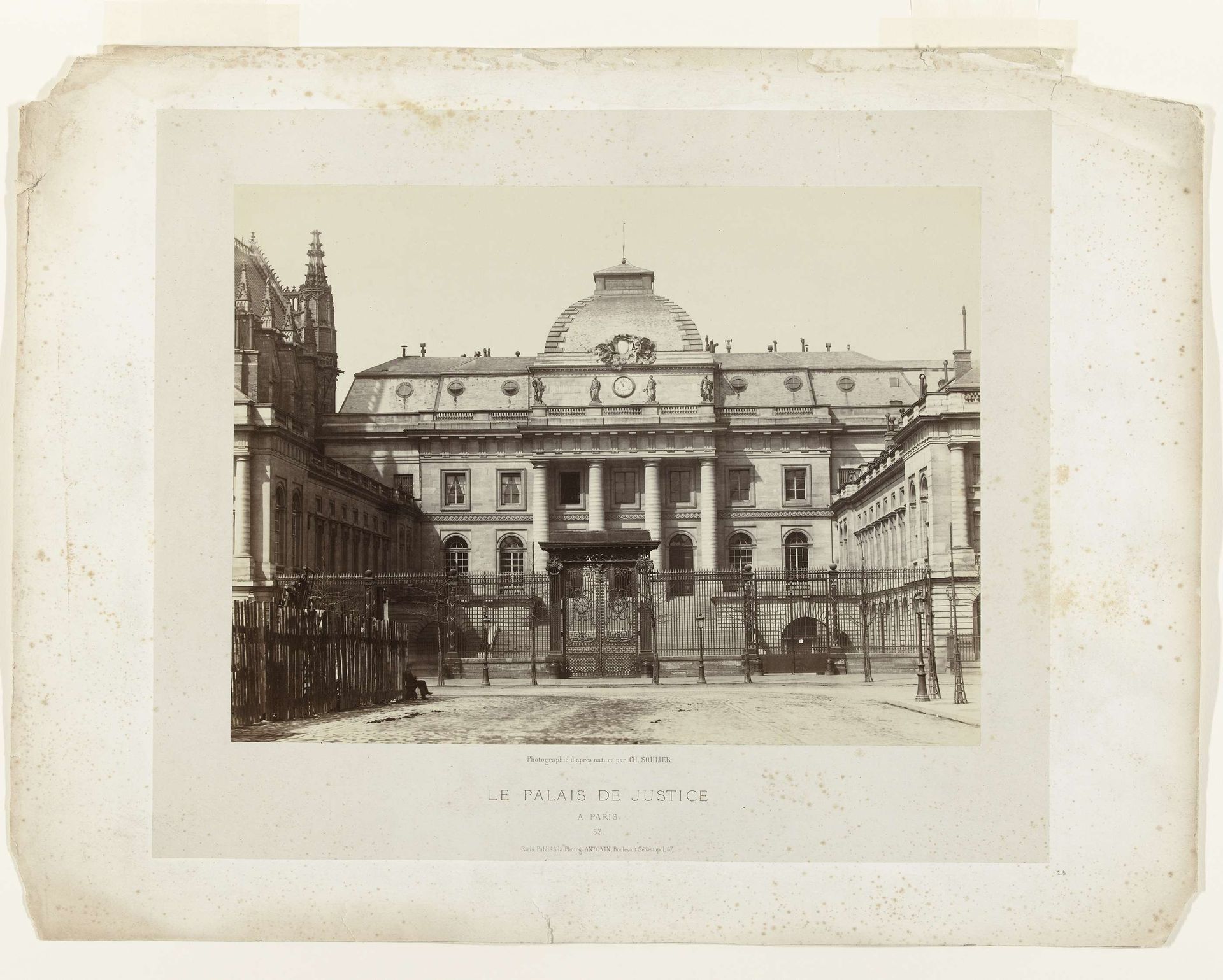 Het paleis van justitie te Parijs by Charles Soulier