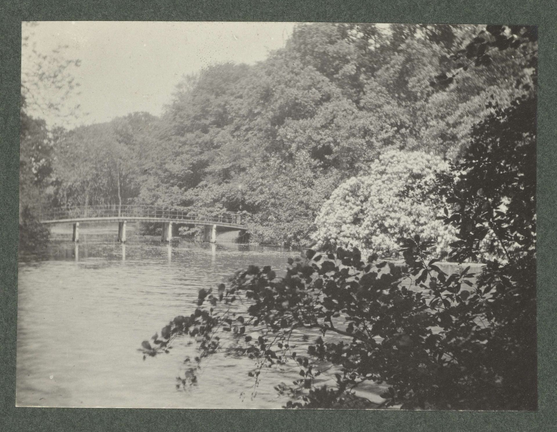 Brug over water in bos omgeving by Geldolph Adriaan Kessler