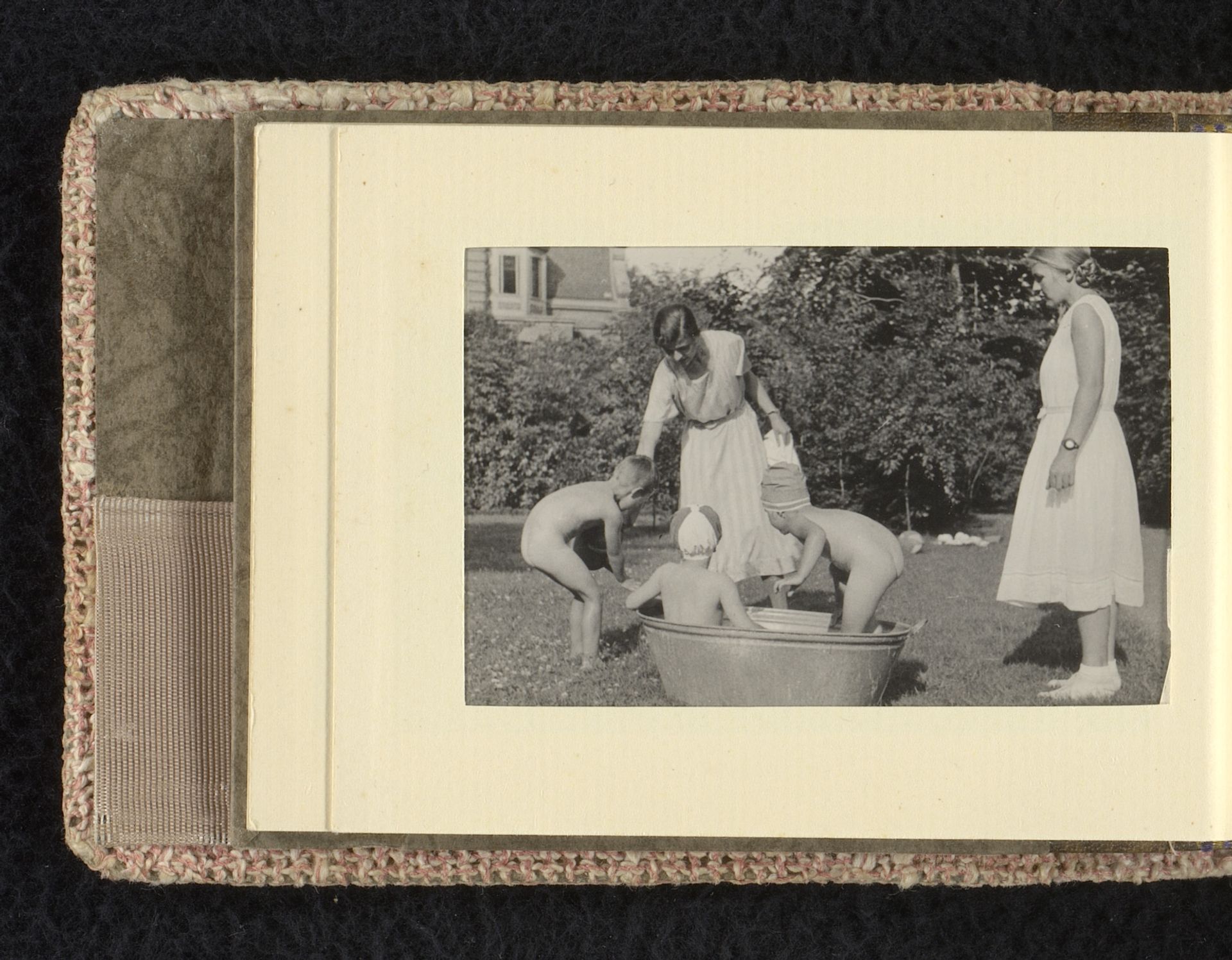 Isabel Wachenheimer in de tobbe met onbekende kinderen, en het kindermeisje en een onbekende vrouw daarnaast, juli-augustus 1933, Hamburg by familie Wachenheimer