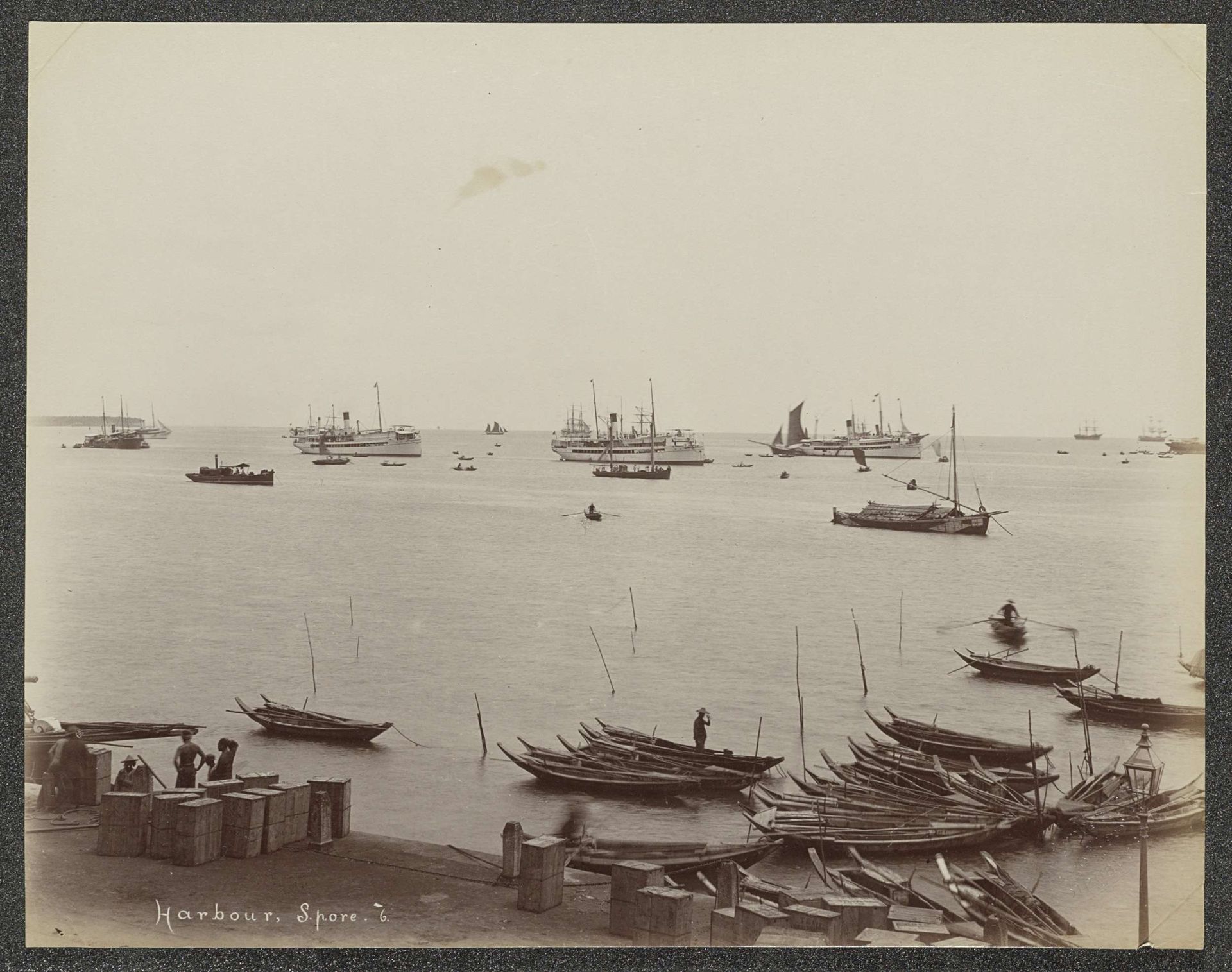 Schepen en roeiboten in de haven van Singapore by G.R. Lambert & Co.