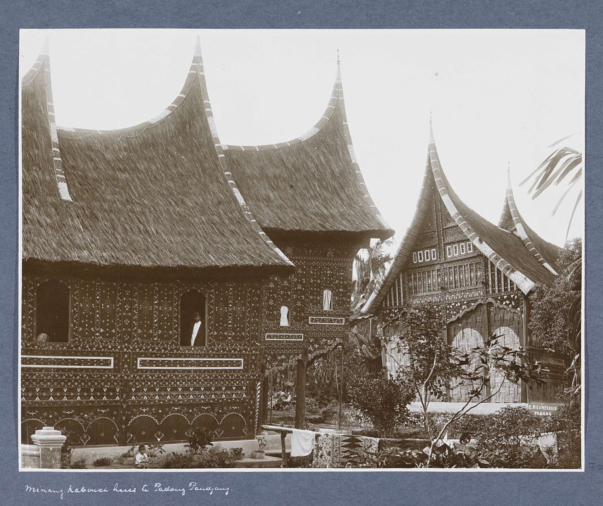 Exterieur van een Minangkabouhuis in Padang Pandjang op Sumatra by Christiaan Benjamin Nieuwenhuis