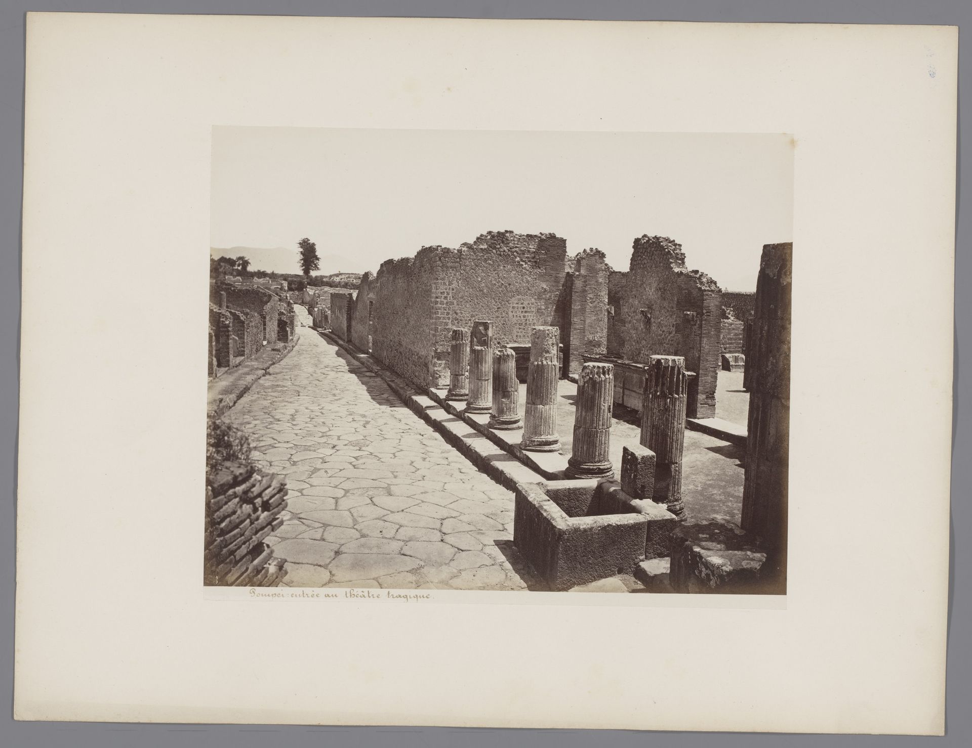 Ruïne van het Teatro Tragico te Pompeï, Italië by Giorgio Sommer