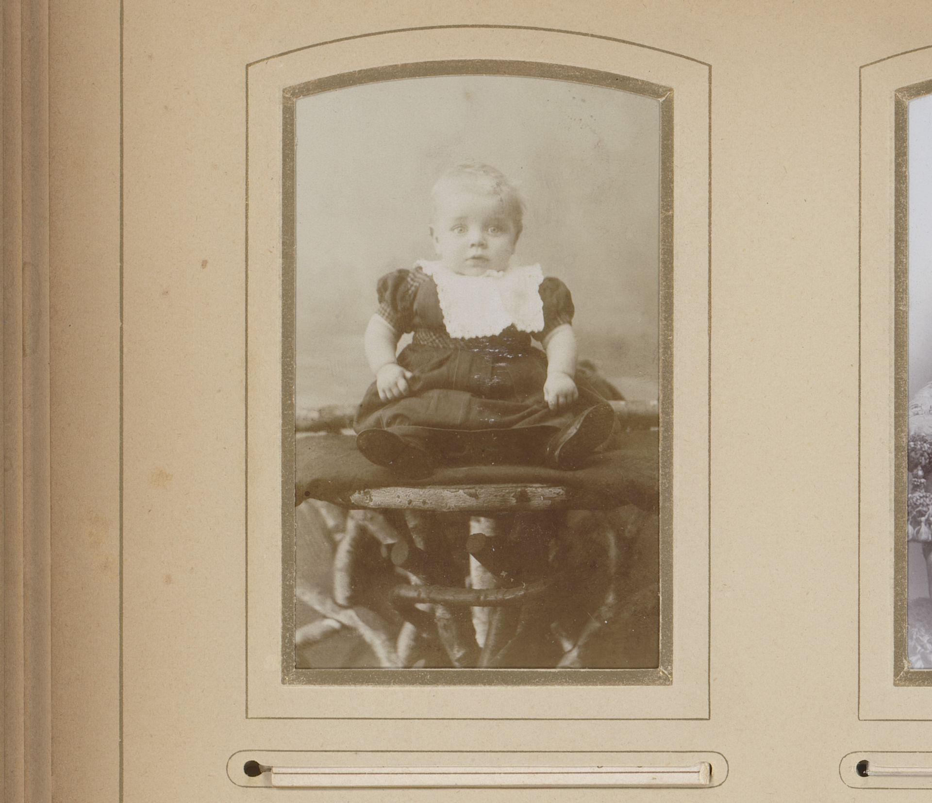 Portret van een zittende baby by Sander van der Zijl