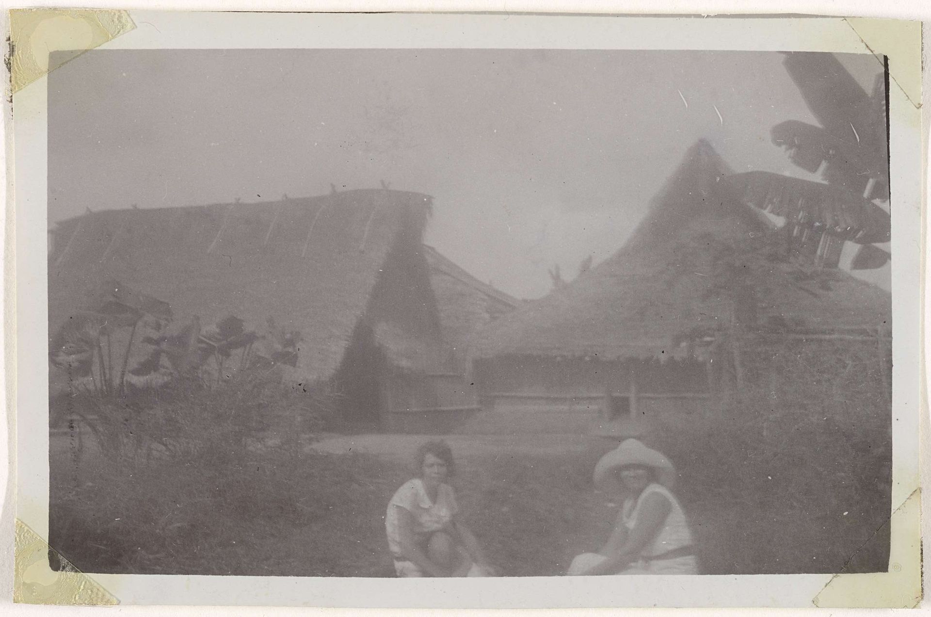 De woning van de Javaan Asmo, de verpleger van plantage Accaribo by Theodoor Brouwers
