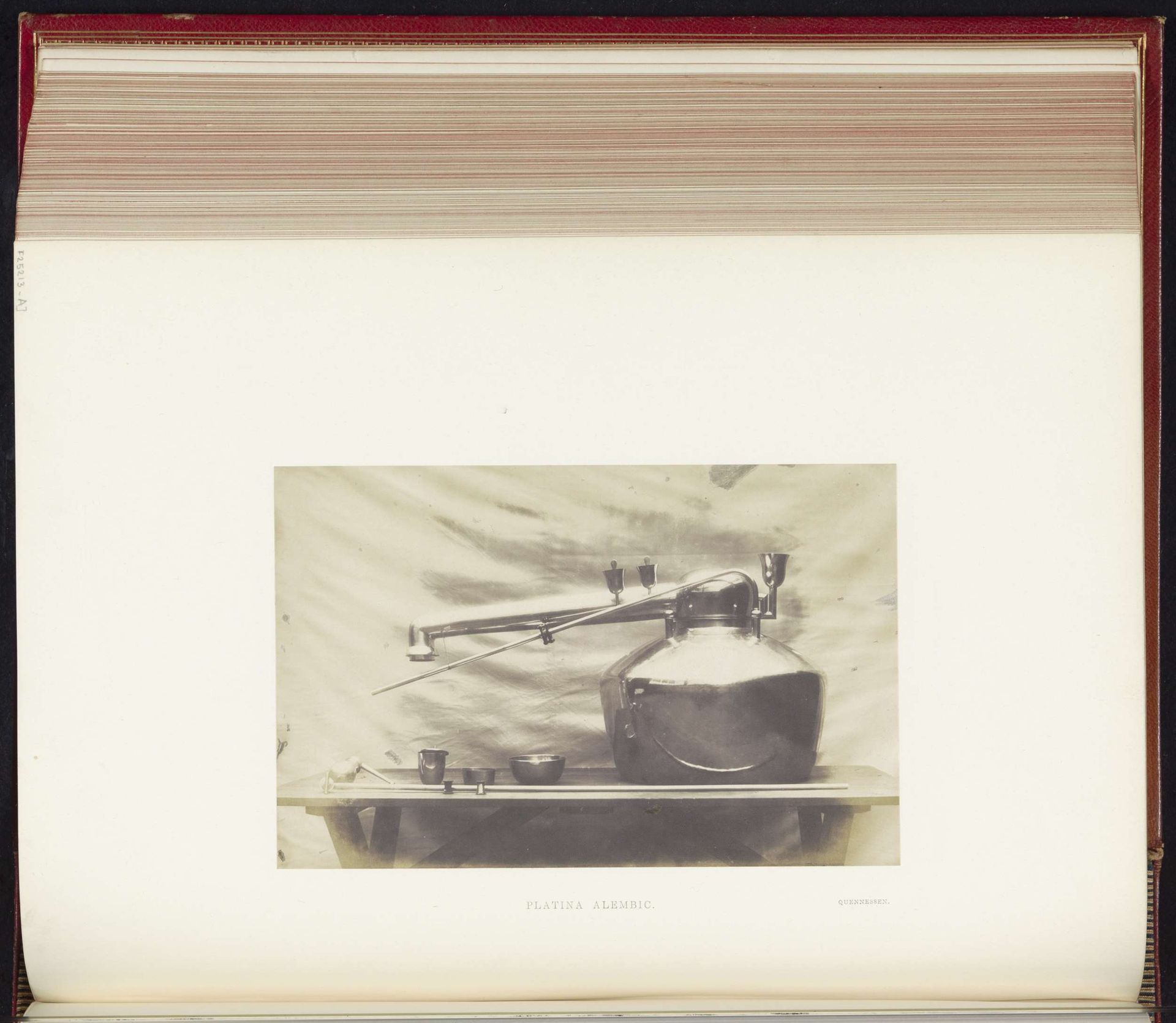Alambiek voor platina van Quennessen op de Great Exhibition of the Works of Industry of All Nations van 1851 in Londen by C.M. Ferrier & F. von Martens