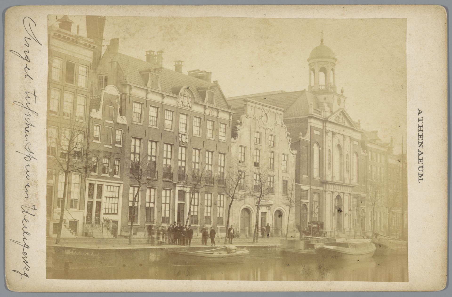 Gezicht op de Singel in Amsterdam tussen het Spui en de Heiligeweg by Athenaeum