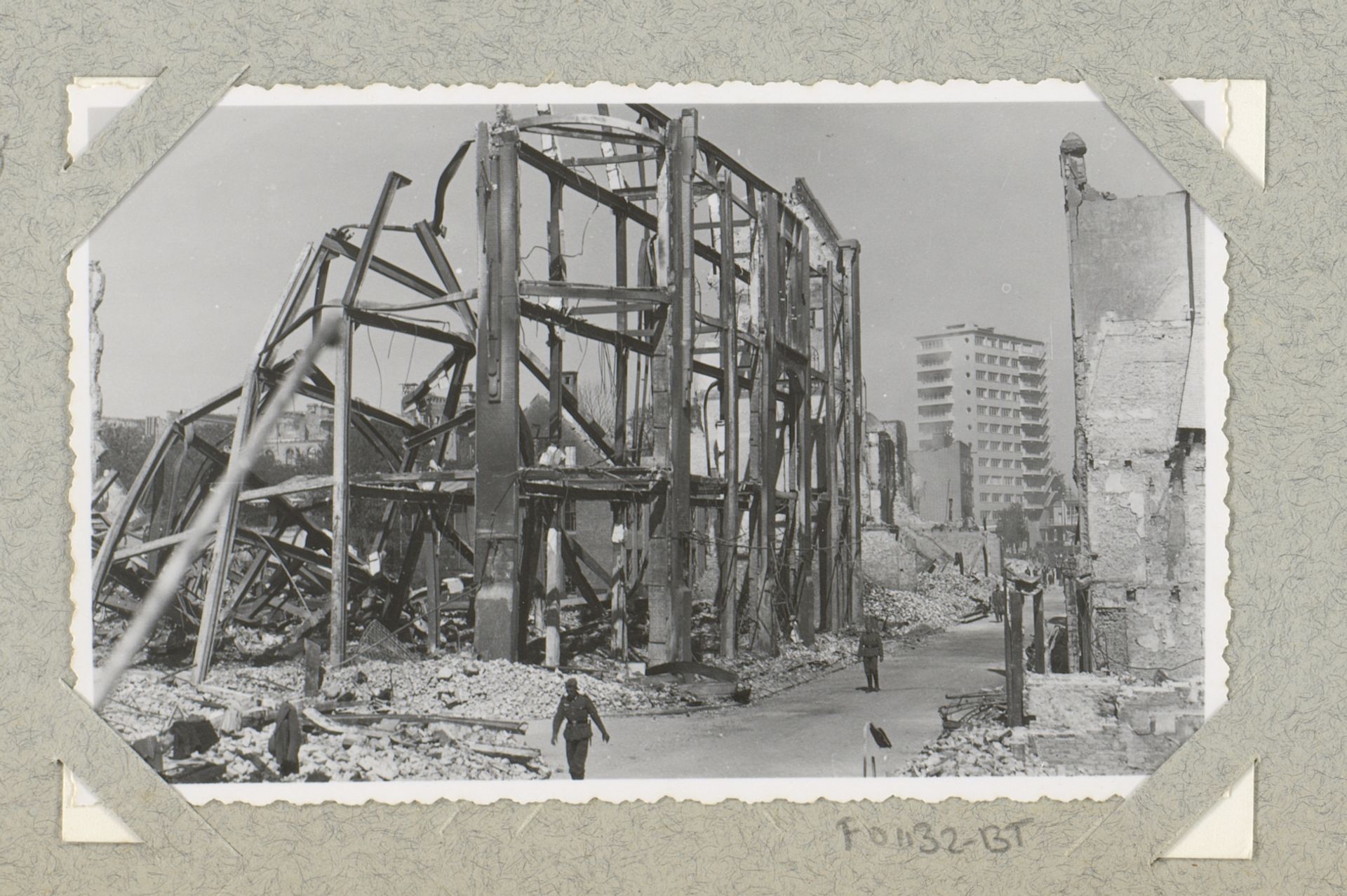 Ruïnes van de Vroom en Dreesman aan de Binnenweg te Rotterdam by J. Nolte