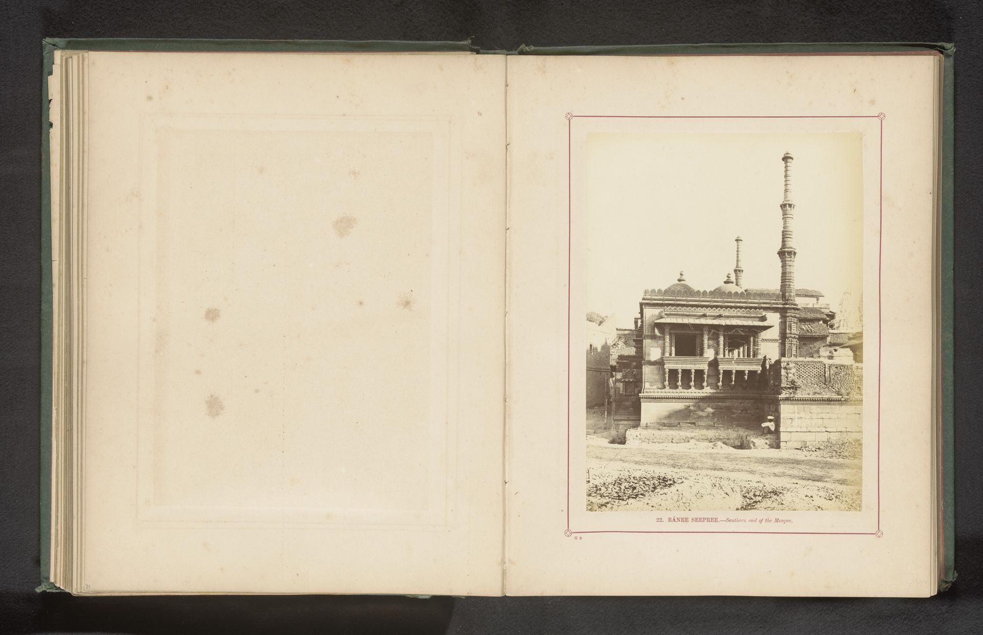 Gezicht op de Rani Sipri's-moskee in Ahmedabad by Thomas Biggs