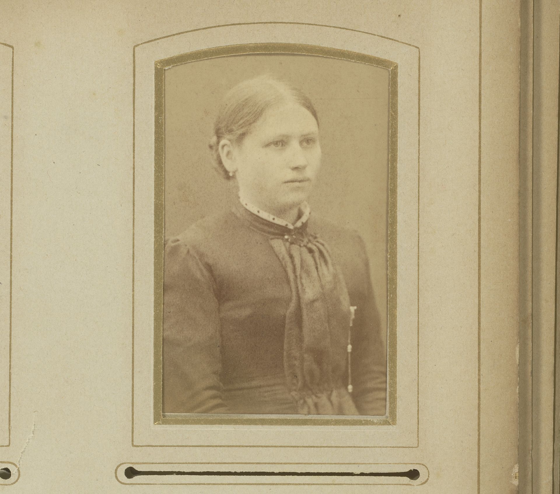 Portret van een jonge vrouw by Georges Raynaud