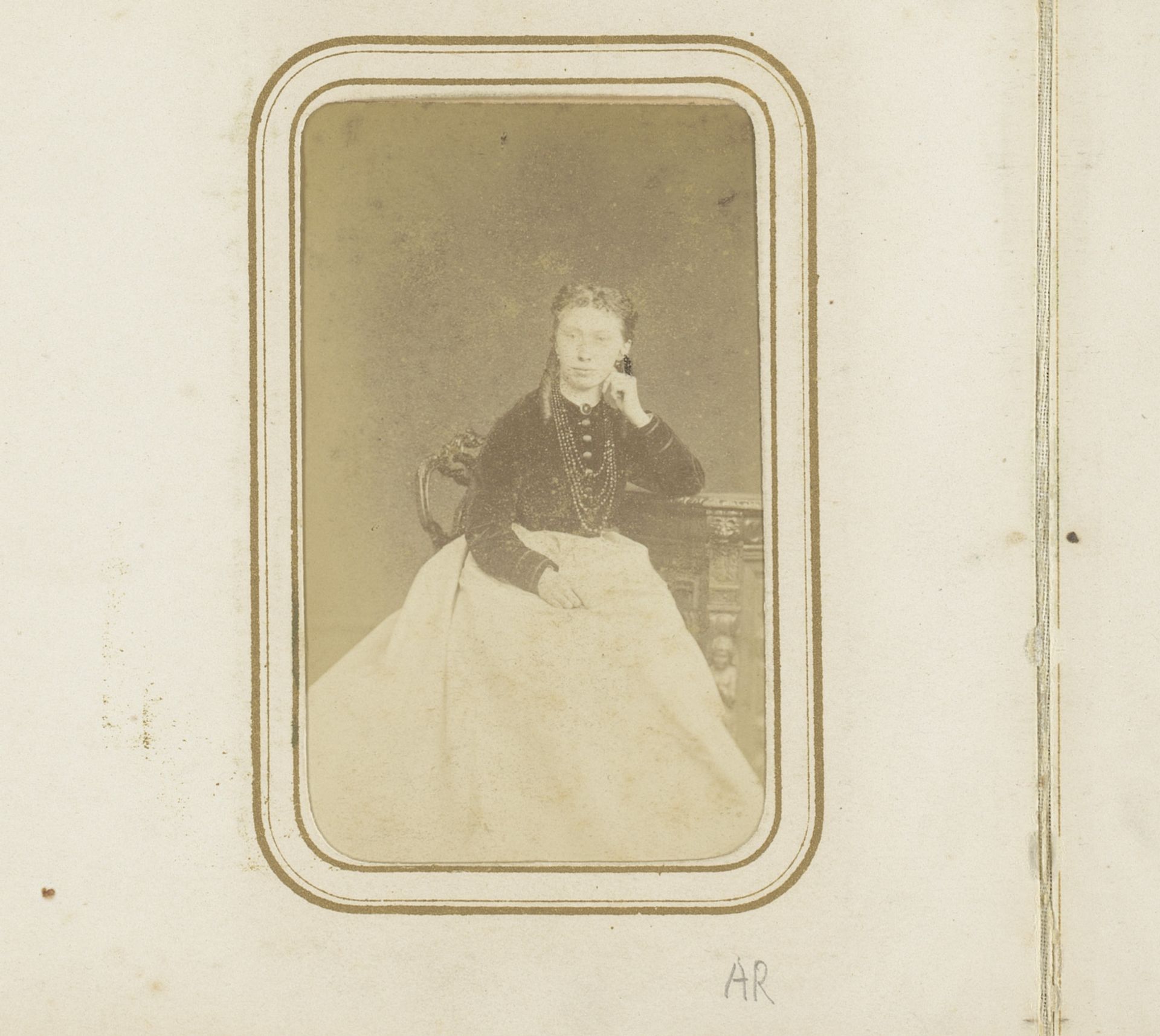 Portret van een zittende vrouw by Photographie Artistique