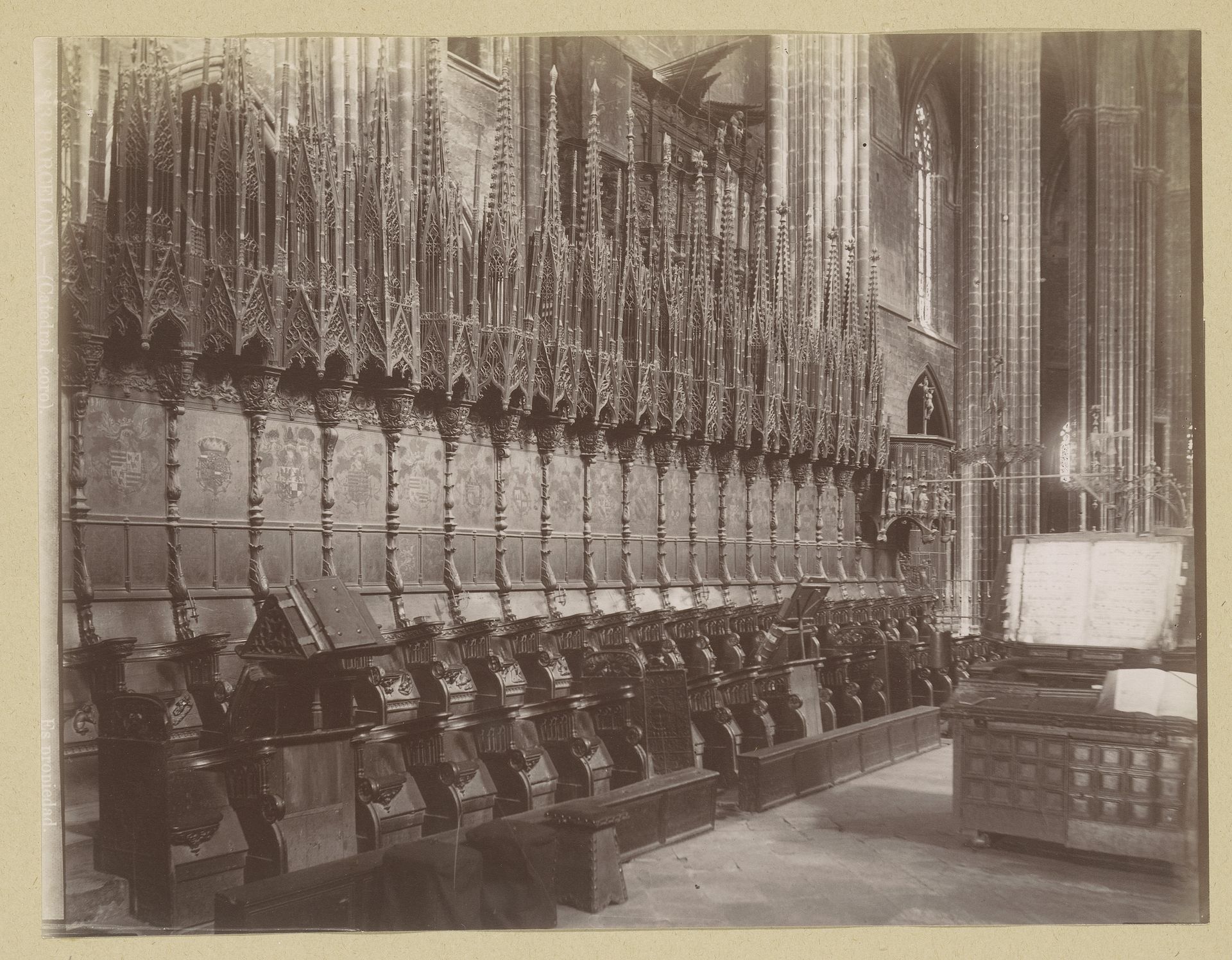 Koorgestoelte in de kathedraal van het Heilig Kruis en Sint Eulalia in Barcelona by Centro Fotográfico