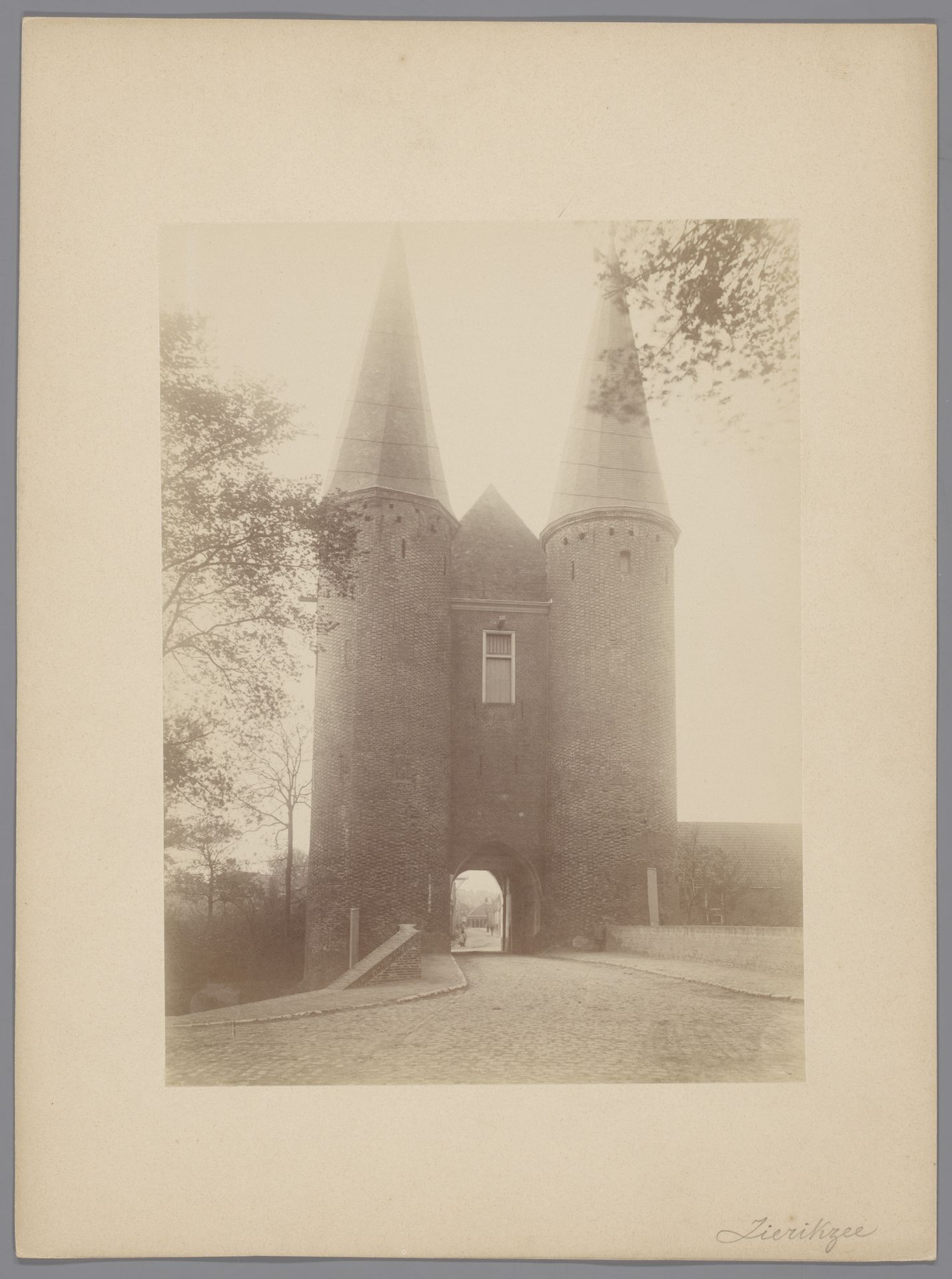 Gezicht op de Nobelpoort te Zierikzee by anoniem (Monumentenzorg)