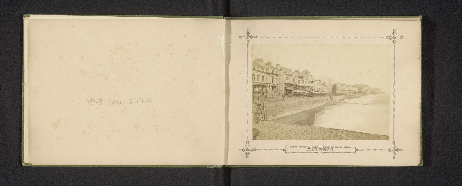 Gezicht op Hastings by Wm. E. Thorpe