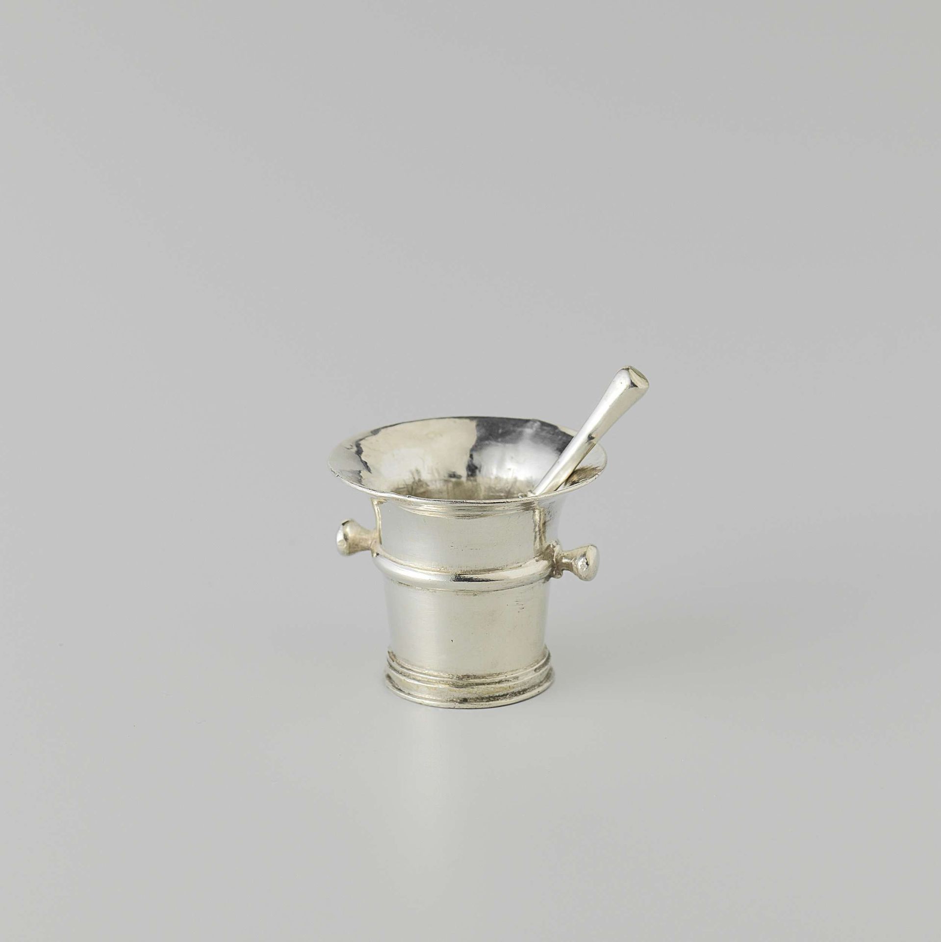 Vijzel met stamper by Frederik van (I) Strant