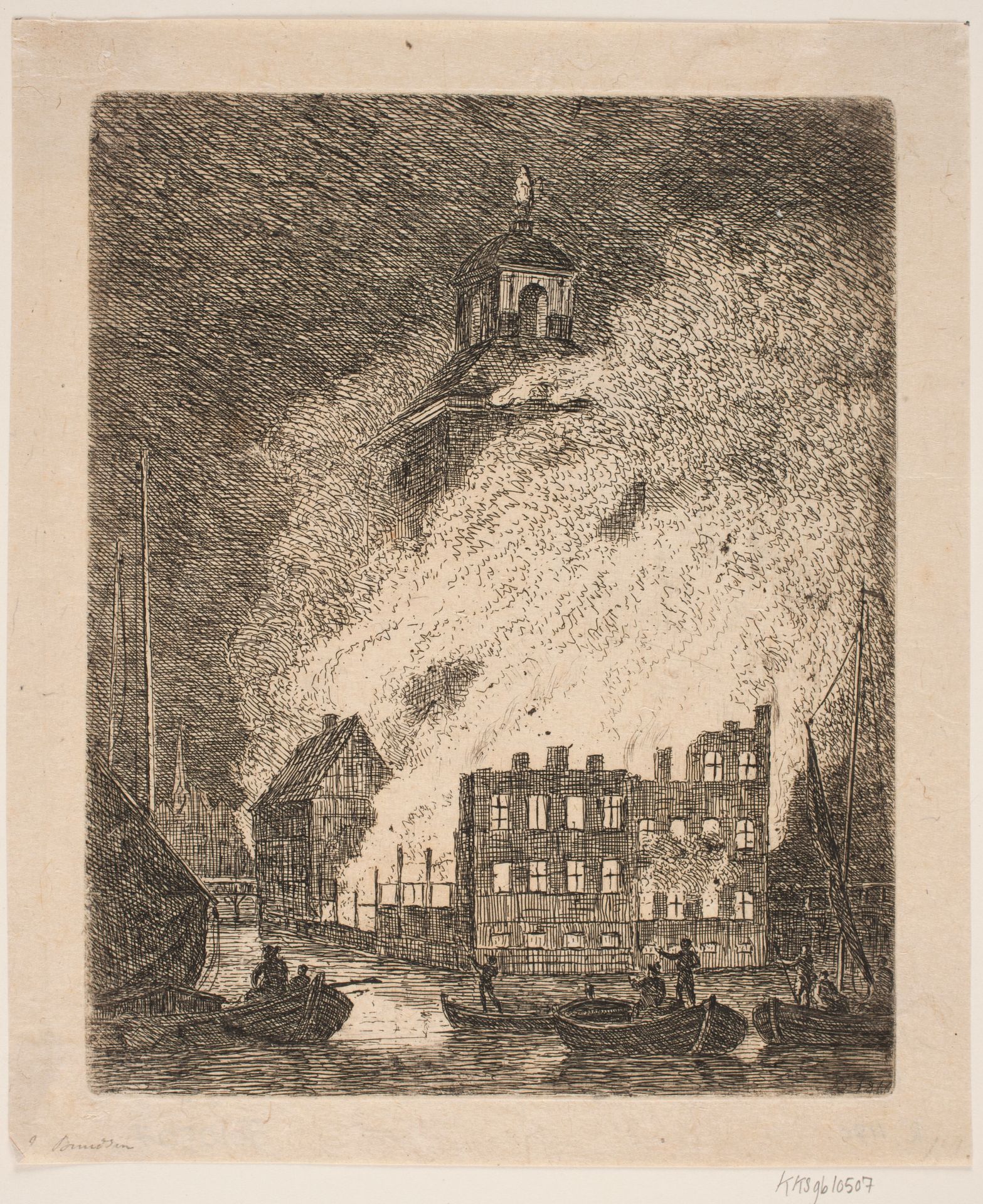 Ildebrand i stor bygning ved en flod by Jes Bundsen