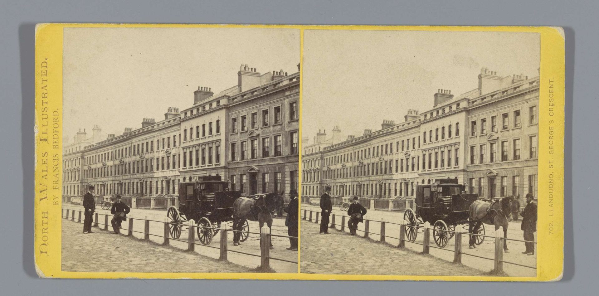 Gezicht op een straat te Llandudno, met op de voorgrond een paardenkoets by Francis Bedford