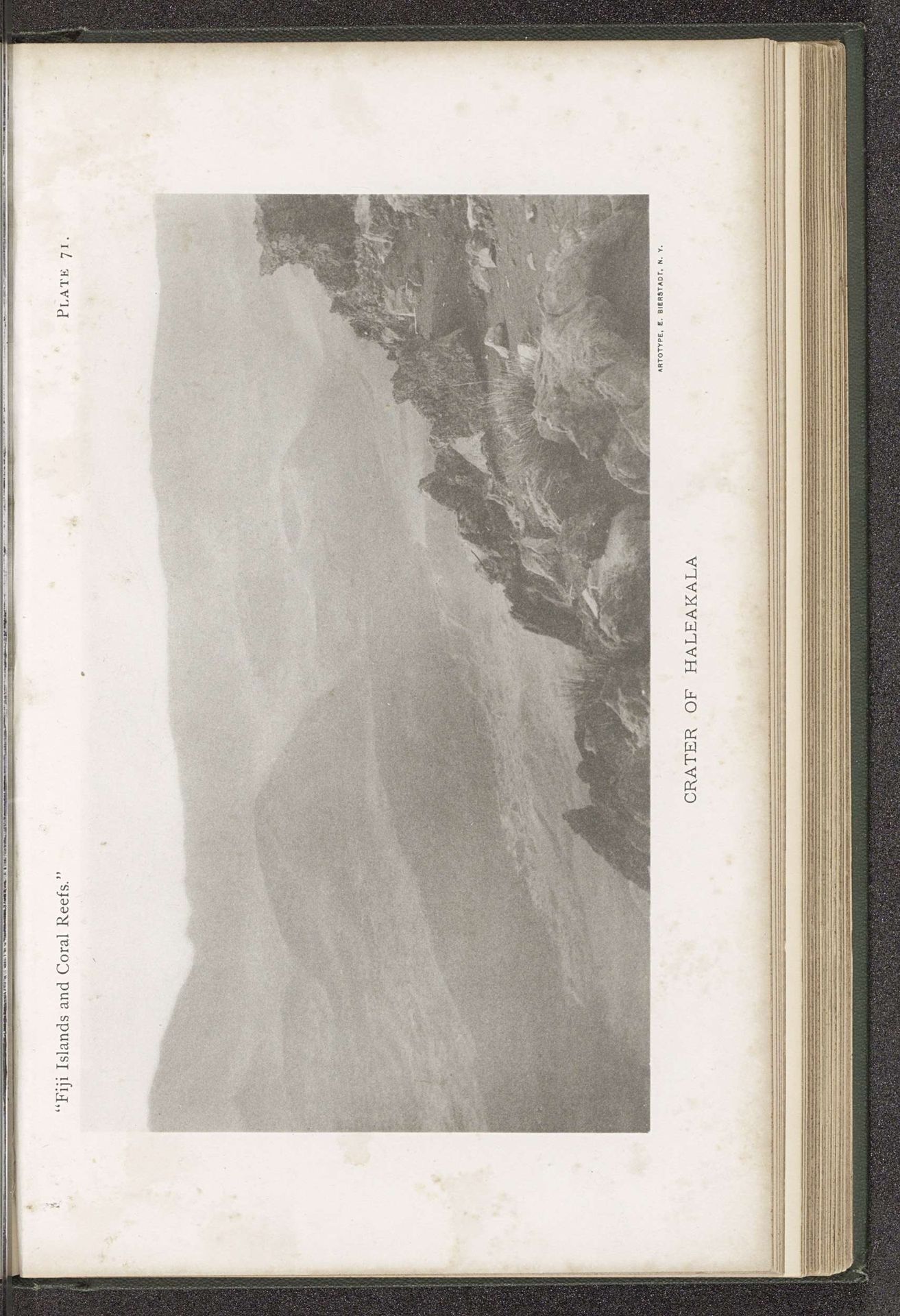 Gezicht op de krater van de Haleakala by Anonymous