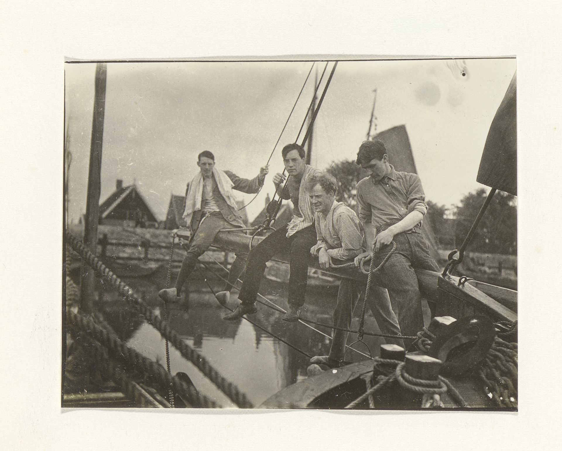 Mannen op een aangemeerde boot by G. Hidderley