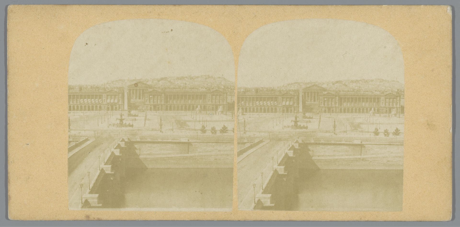 Gezicht op het Hôtel du Garde-Meuble en het Hôtel de Crillon aan het Place de la Concorde en La Madeleine in Parijs by Anonymous