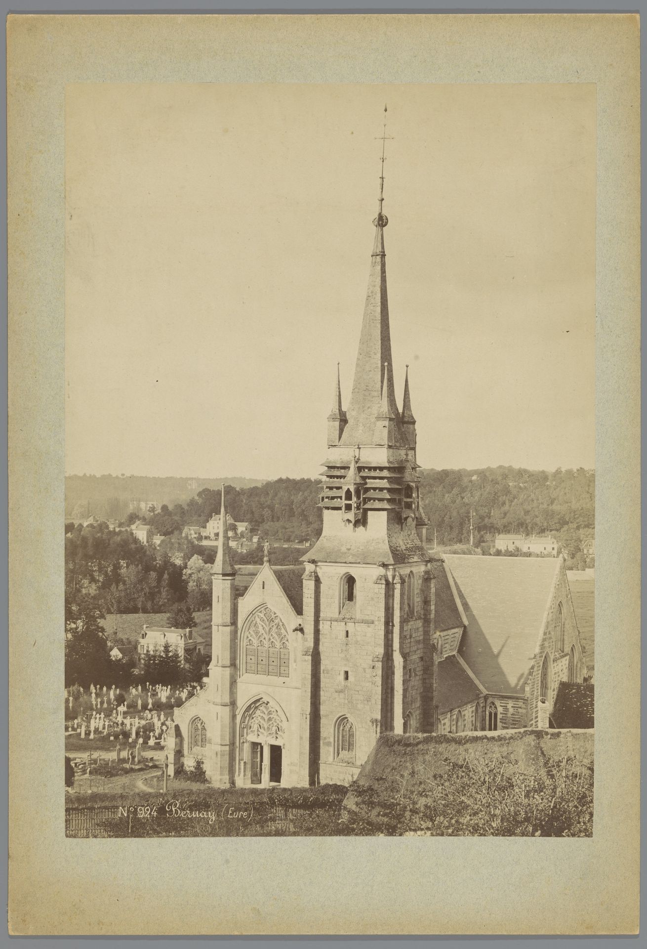 Kerk Notre-Dame de la Couture te Bernay, gezien vanaf een heuvel by Médéric Mieusement