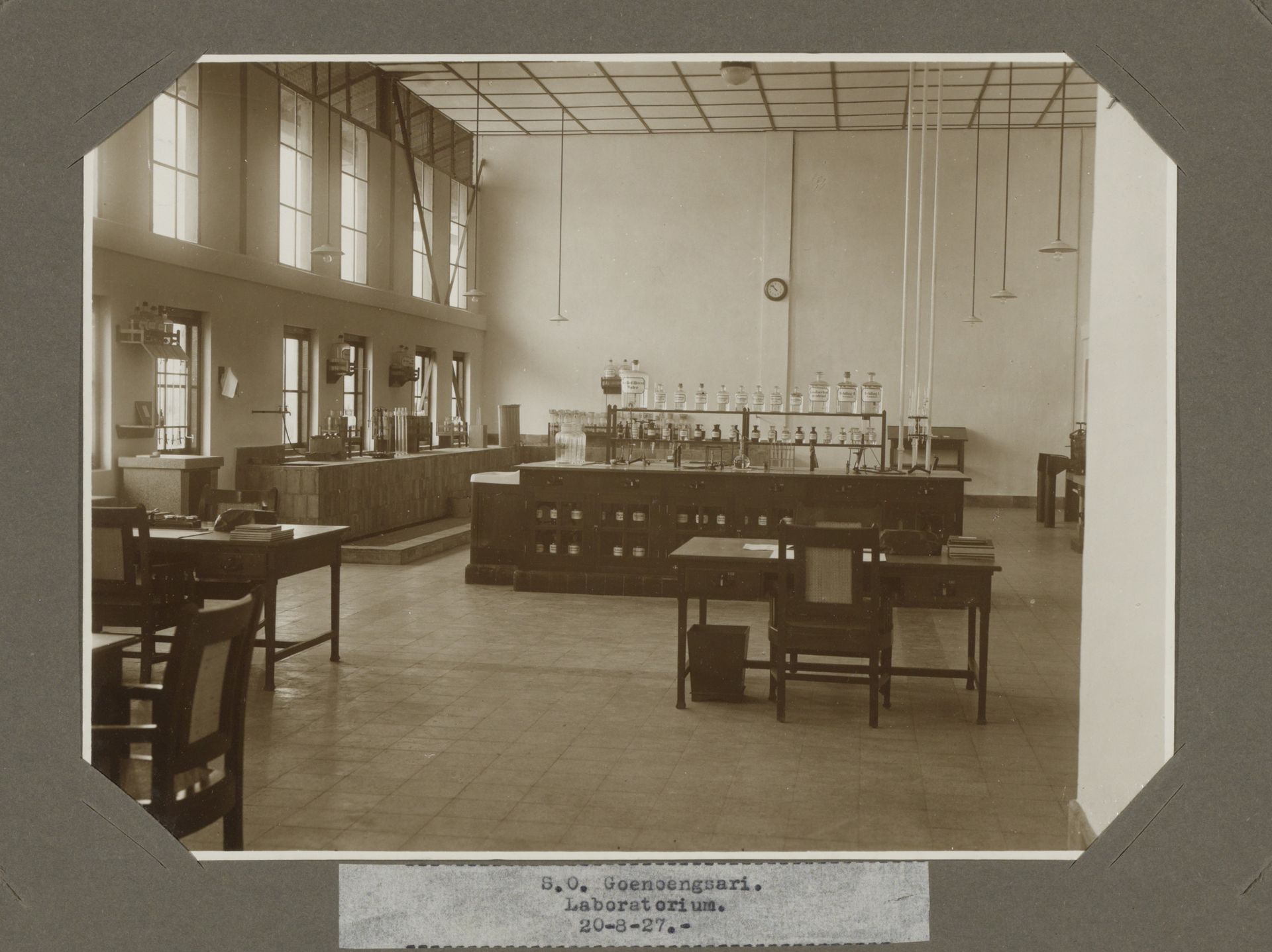 S.O. Goenoengsari. Laboratorium. 20-8-27. by Isken