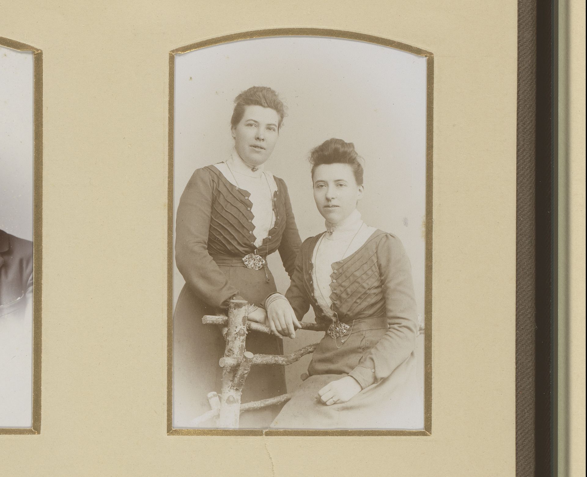 Portret van twee jonge vrouwen by E. v.d. Kerkhoff