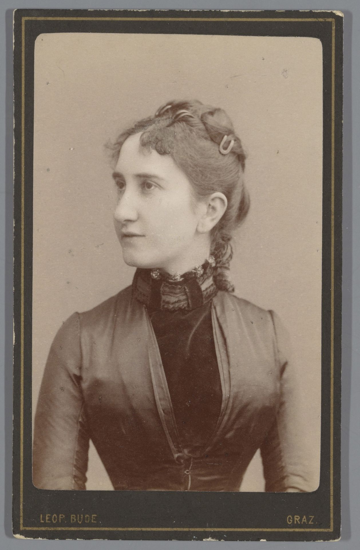 Portret van een onbekende jonge vrouw by Leopold Bude