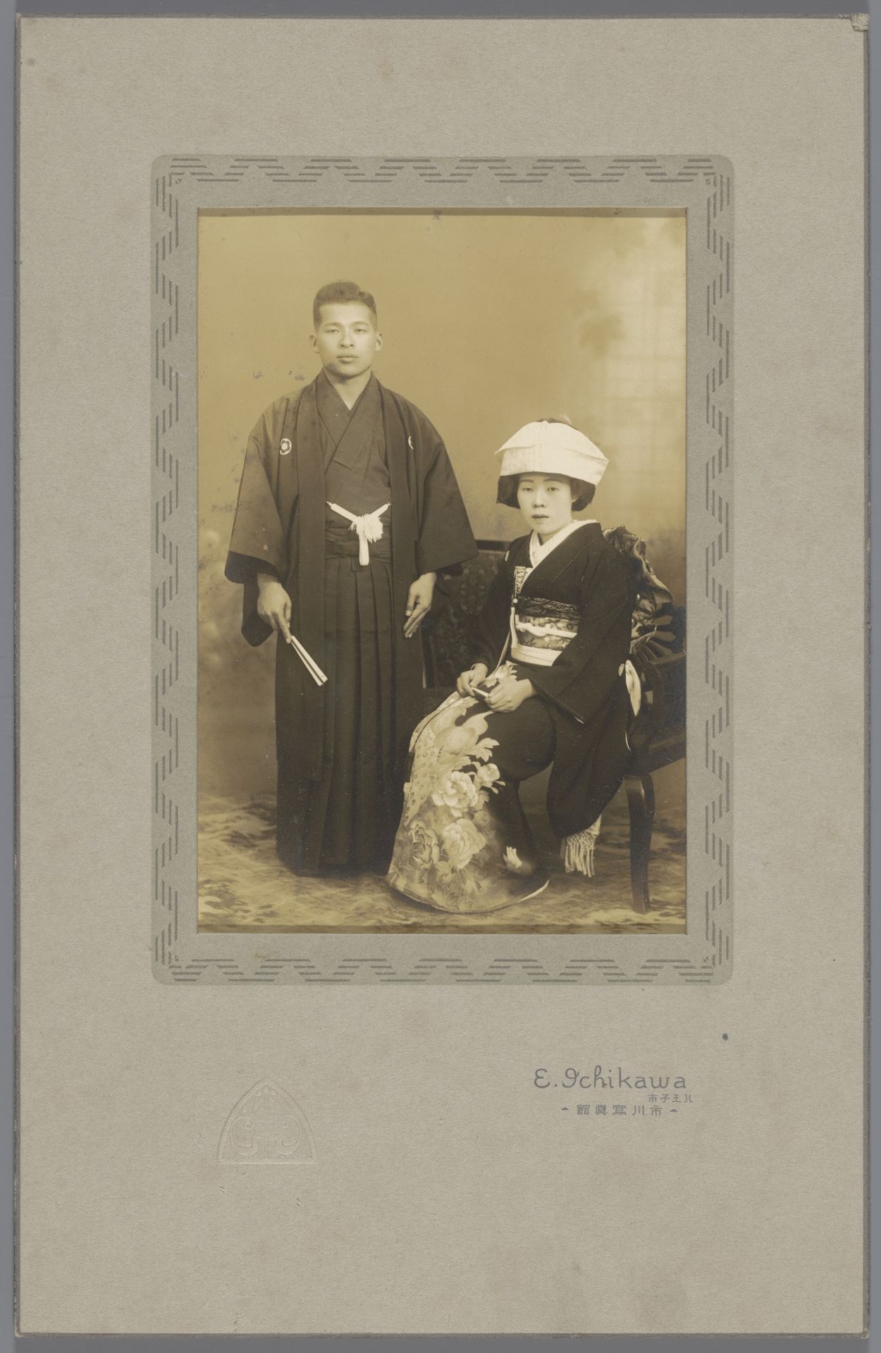 Dubbelportret van een onbekend Japans echtpaar by E Ichikawa