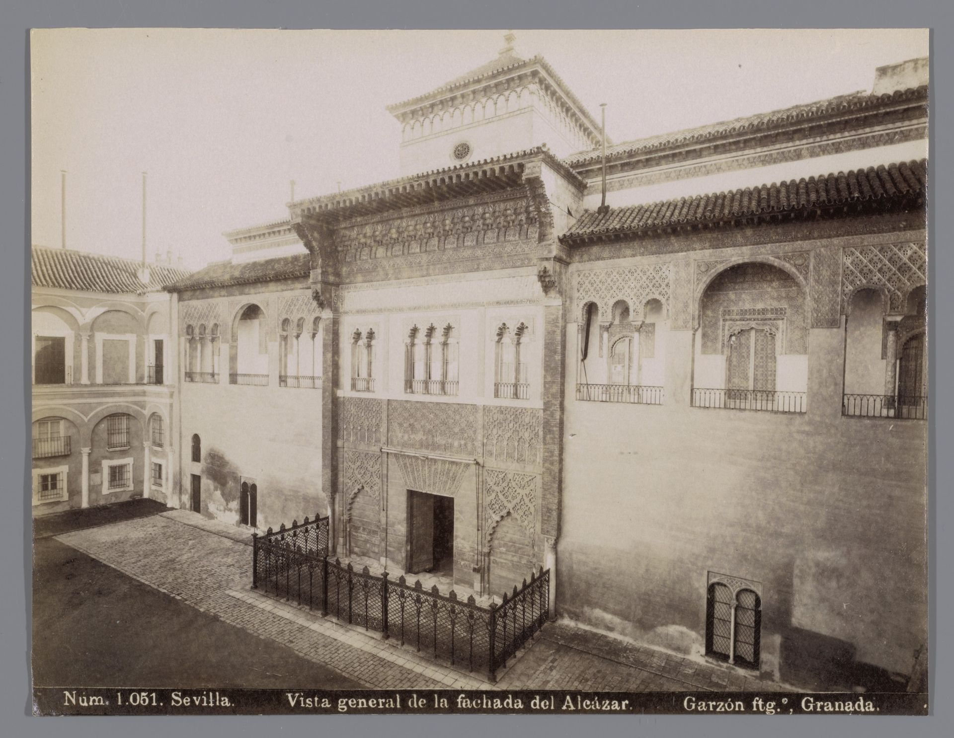 Façade van het Koninklijk Paleis in Sevilla by Rafael Garzón