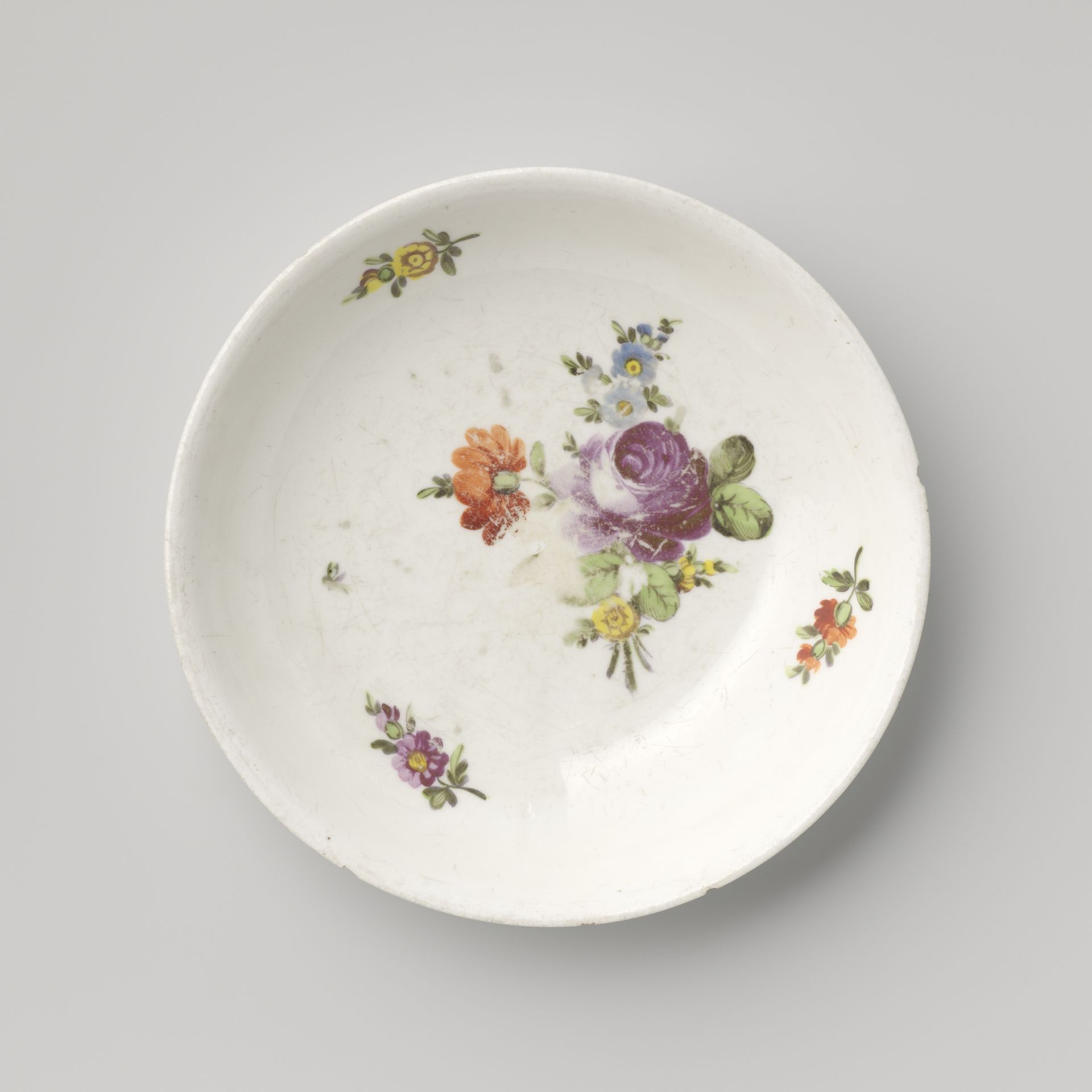 Saucer with a bouquet and flower sprays by Kaiserliche Porzellanmanufaktur