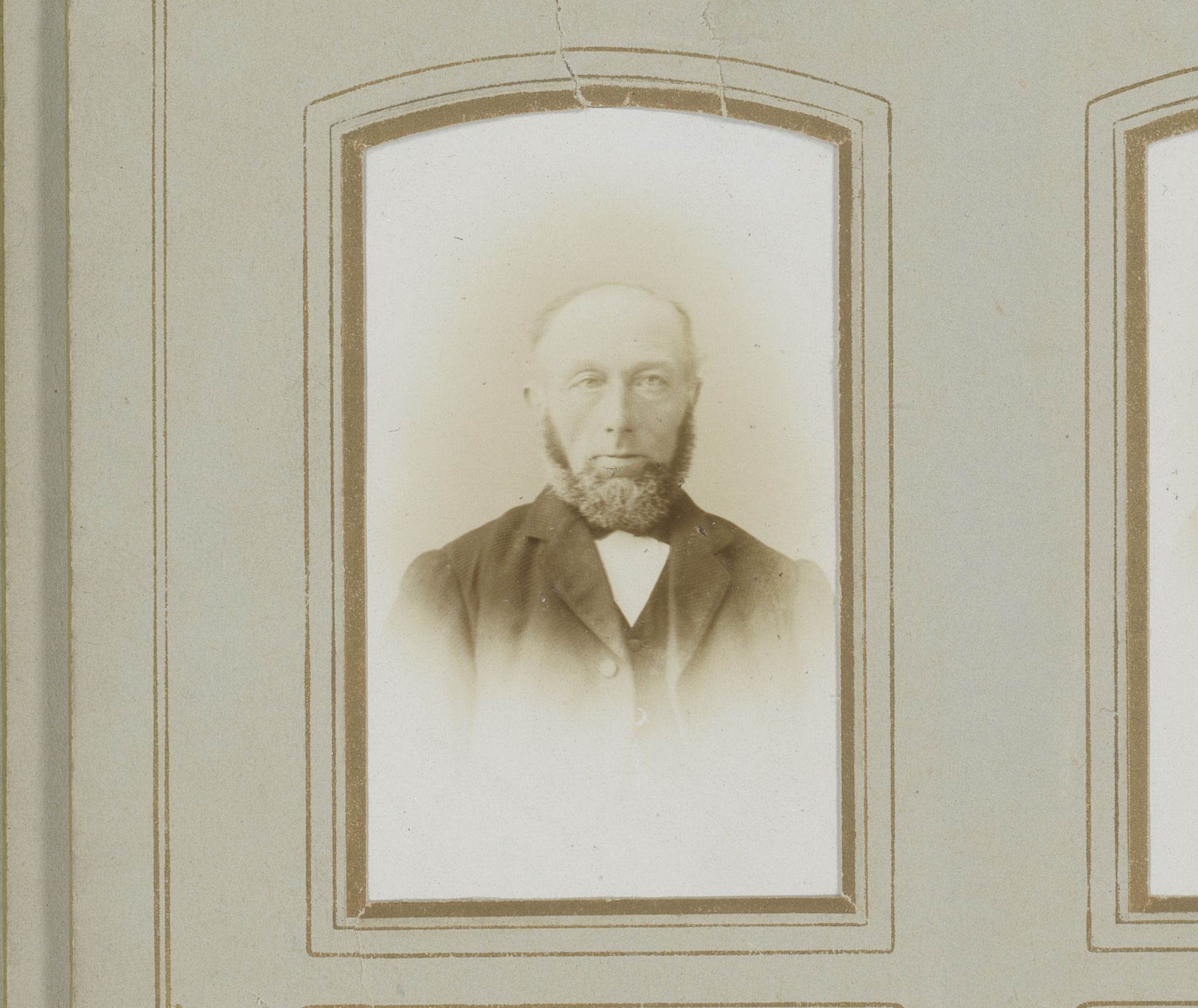 Portret van een man met baard by Sander van der Zijl