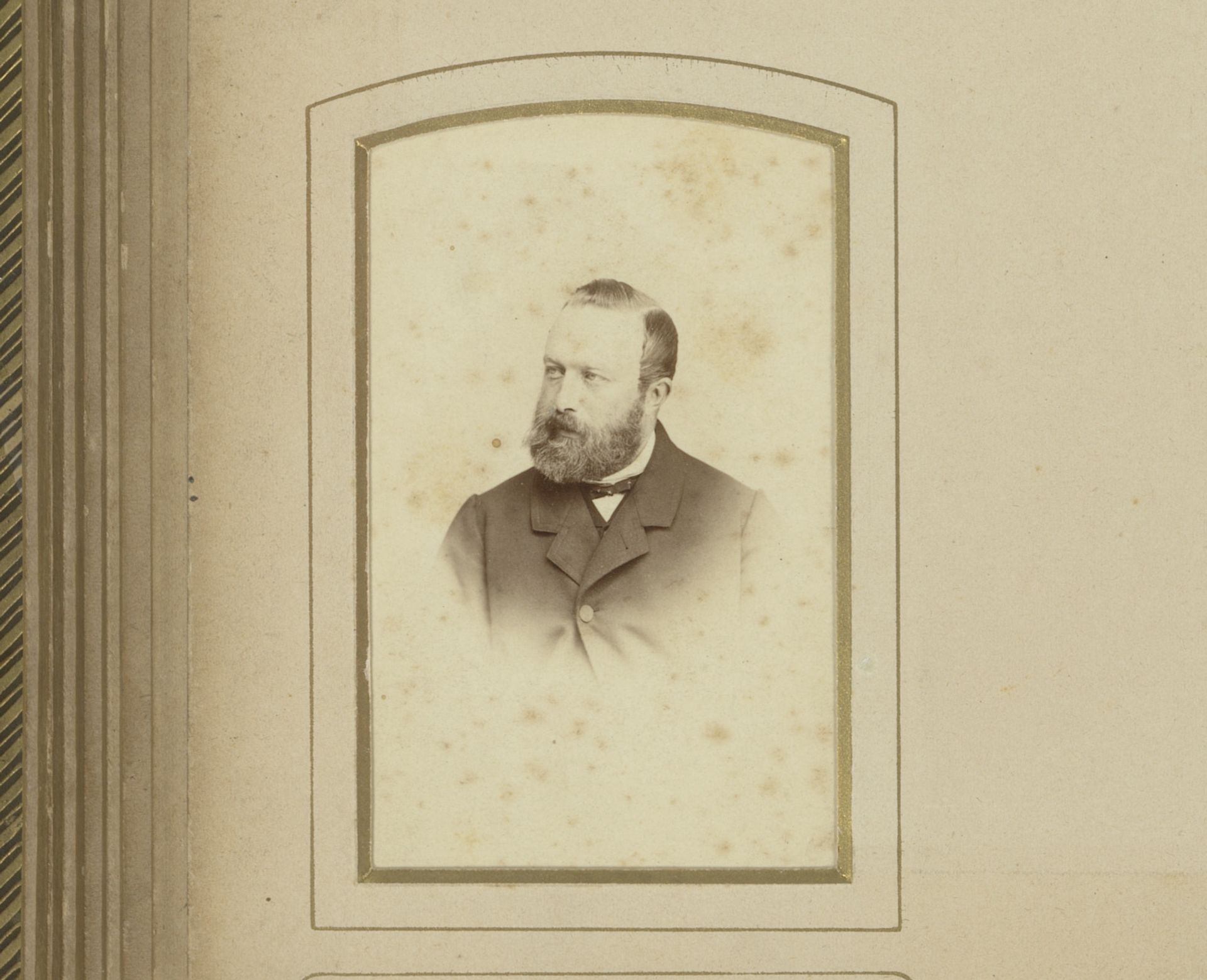 Portret van een man met snor en baard by Ghémar Frères