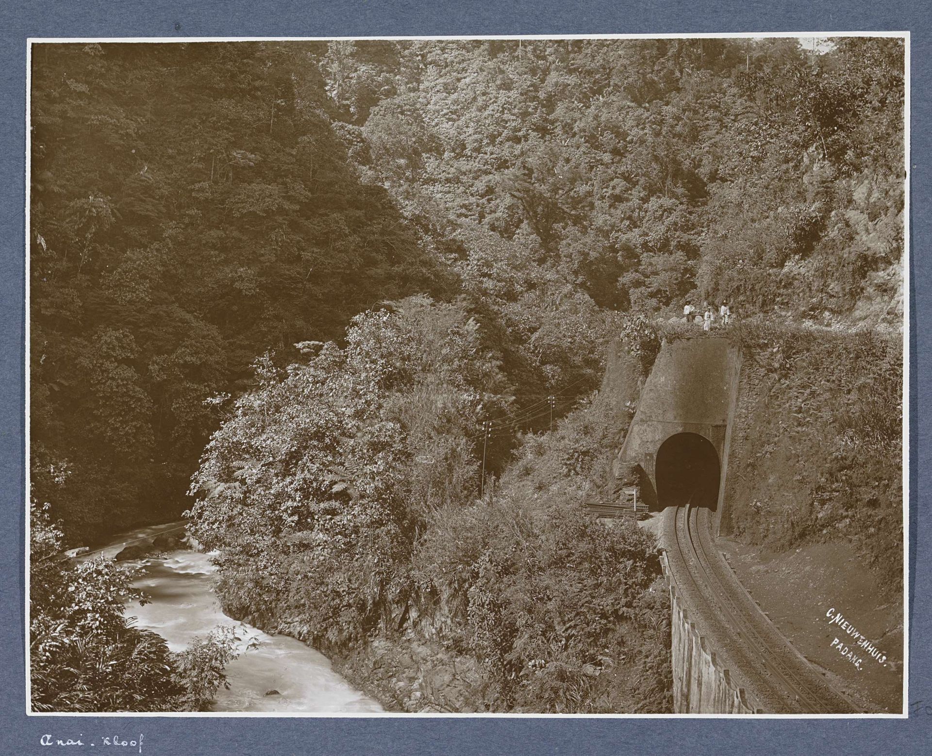 Spoorwegtunnel naast een rivier in de Anaikloof op Sumatra by Christiaan Benjamin Nieuwenhuis