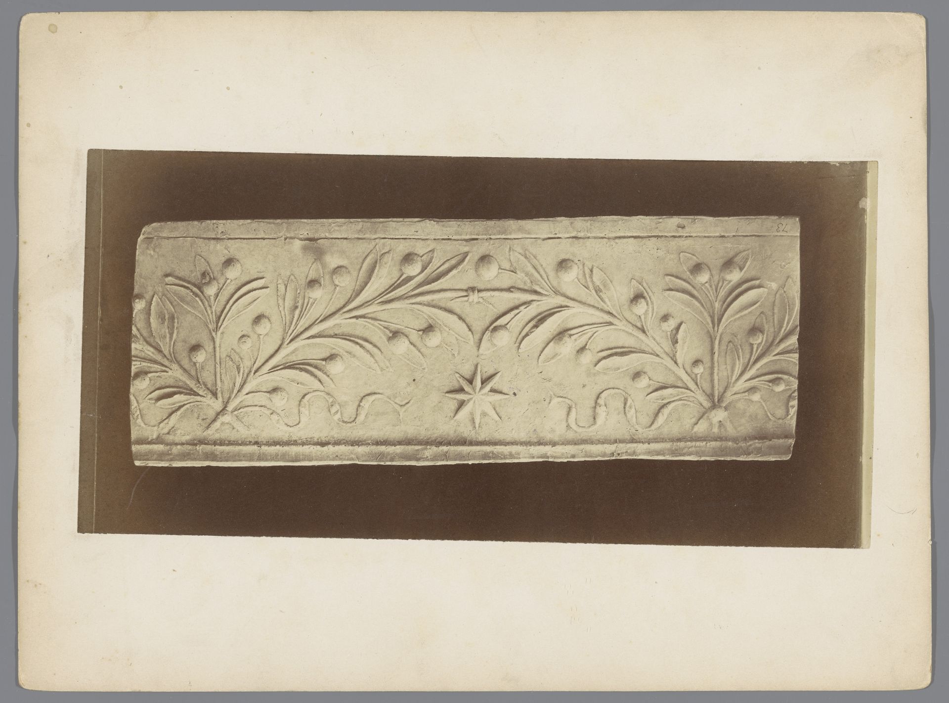 Reliëf met bladmotief by Gustave Eugène Chauffourier