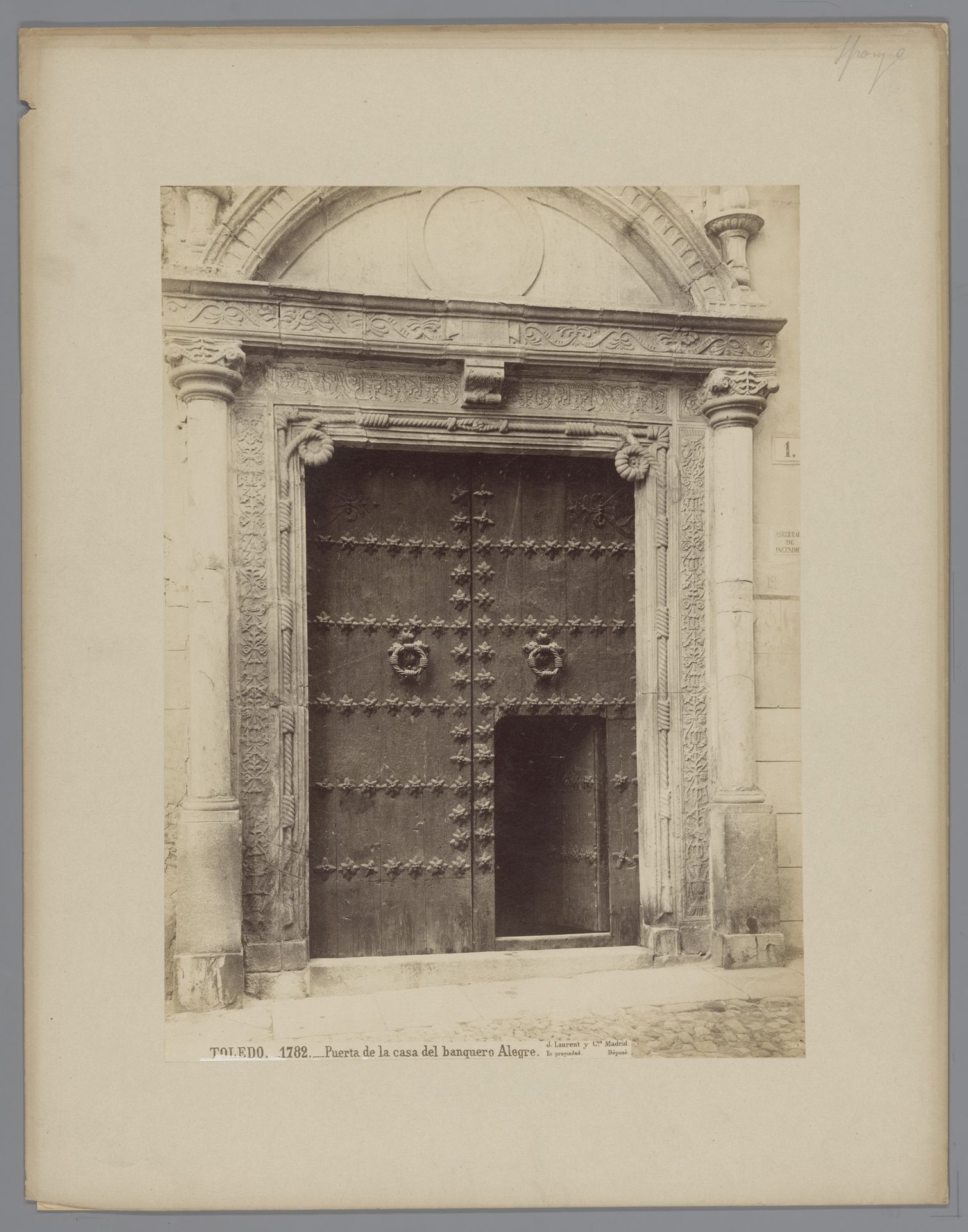 Toegangspoort van het huis van de bankier Alegre te Toledo by Juan Laurent