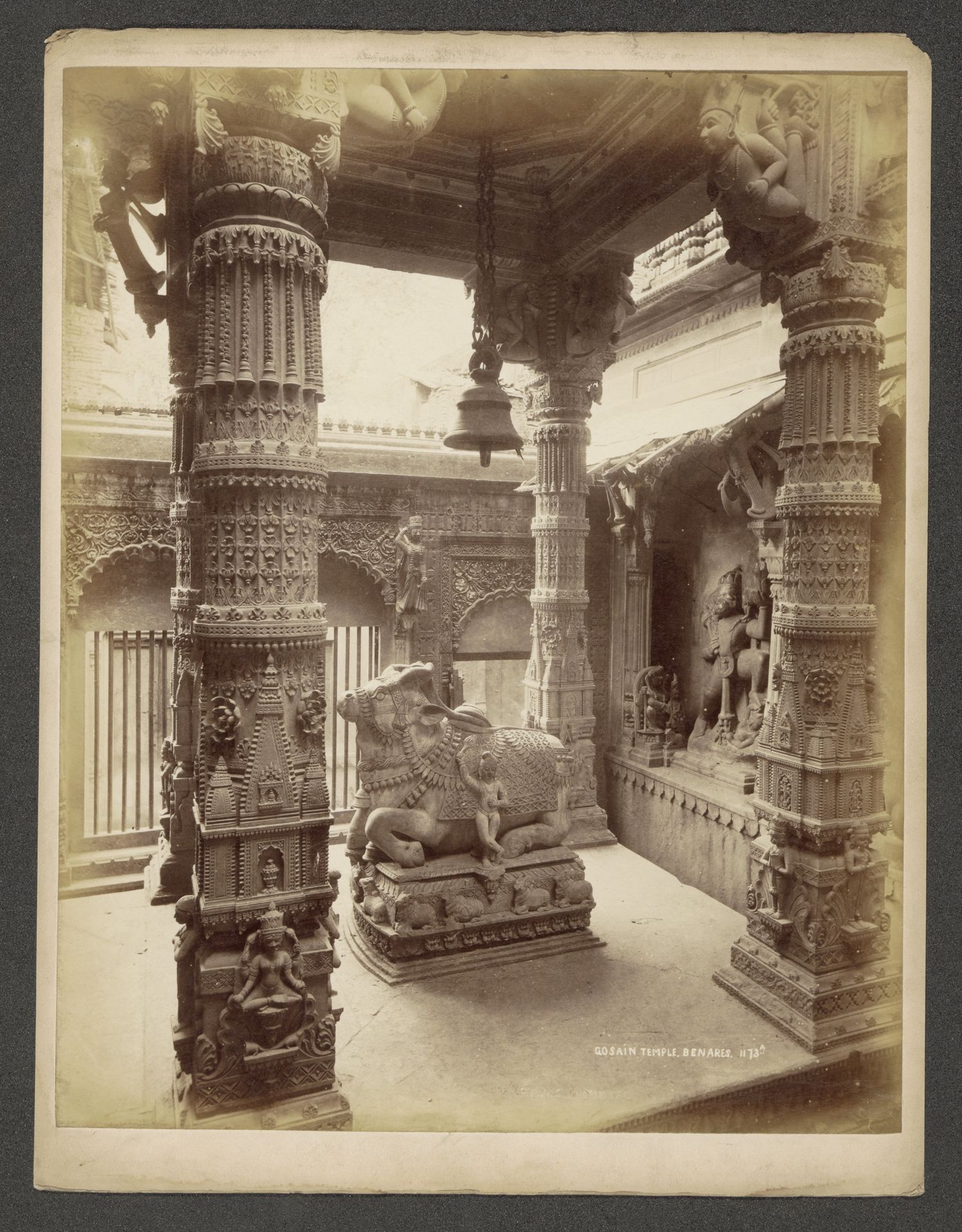 Beeld in de Gyaan Vapi, de Bron van Kennis, in de Kashi Vishwanath-tempel in Varanasi by Samuel Bourne