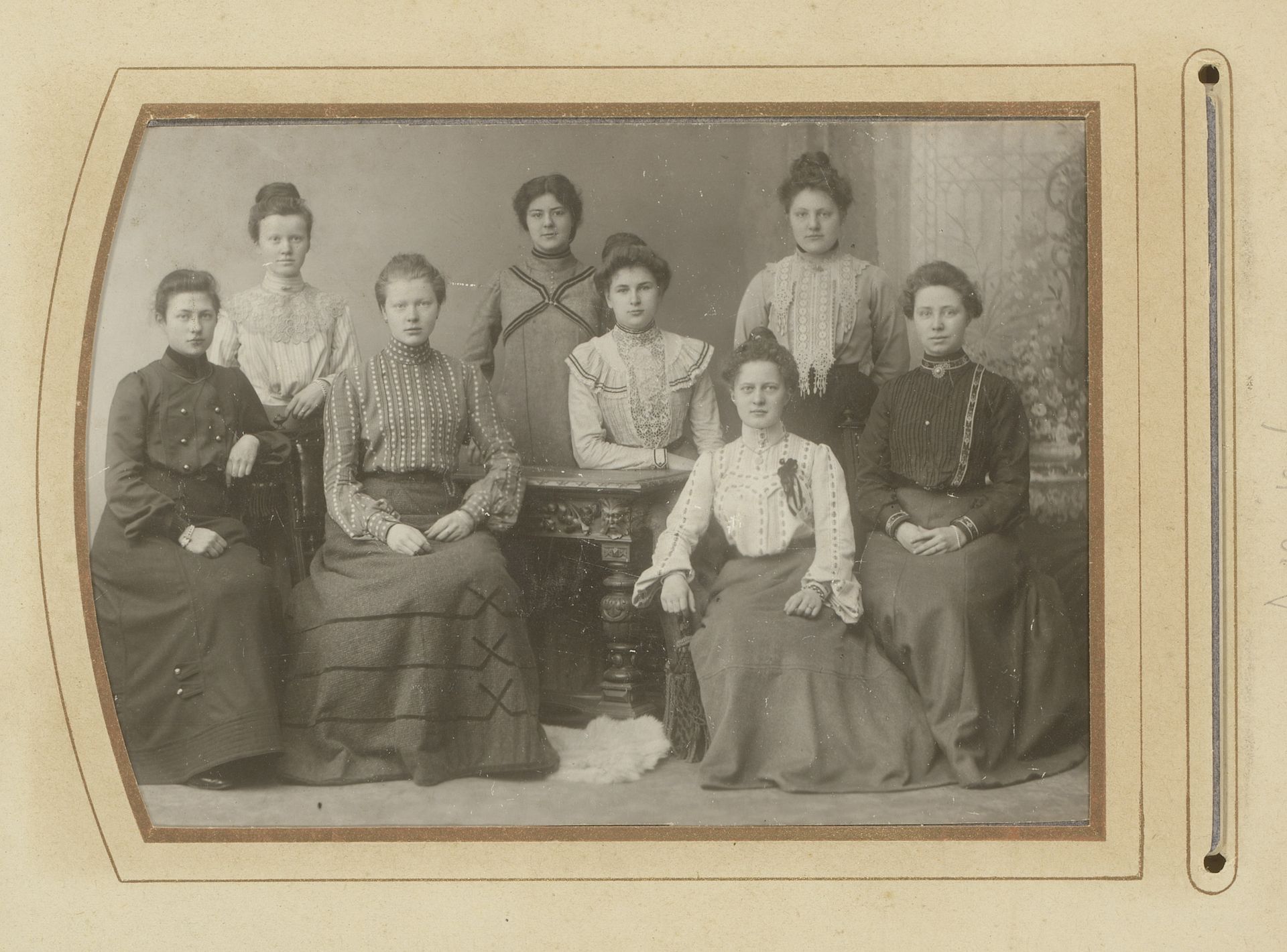 Groepsportret met acht jonge vrouwen by E. v.d. Kerkhoff