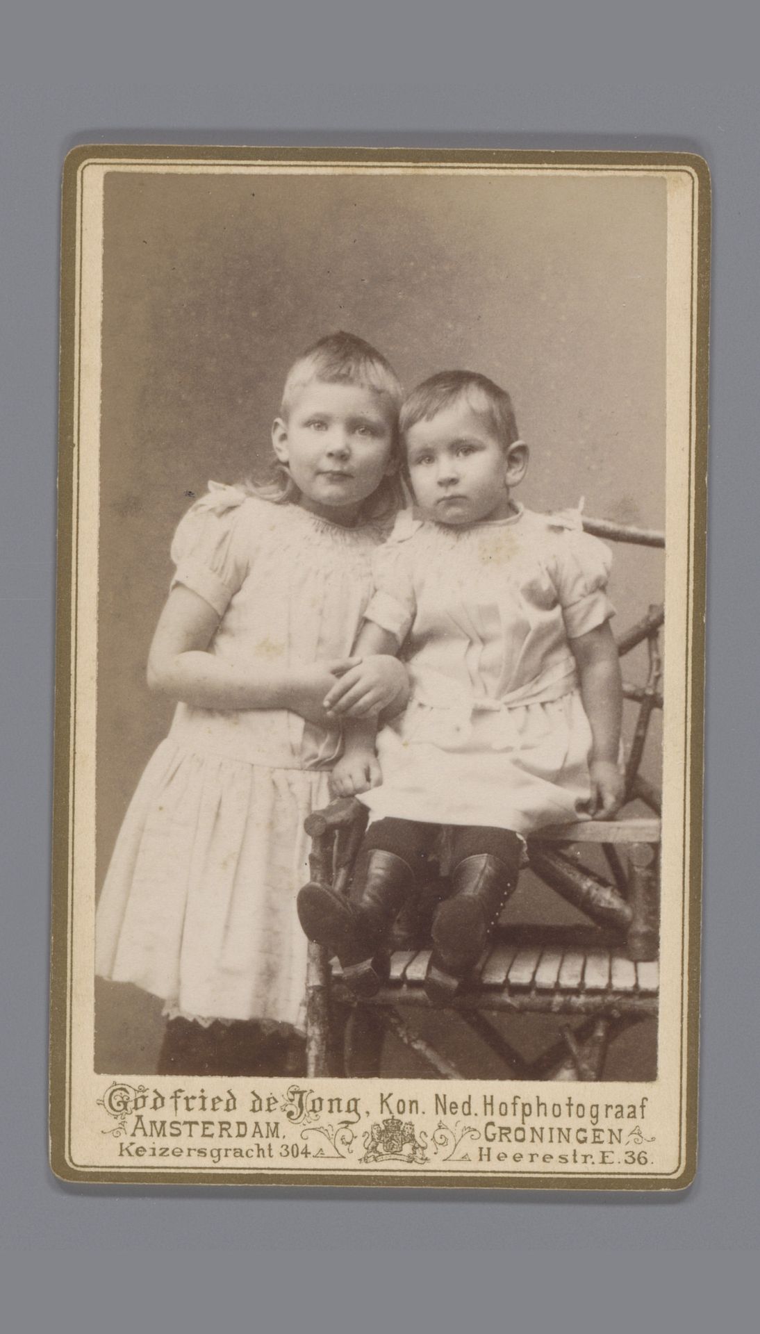 Portret van twee onbekende kinderen by Godfried de Jong