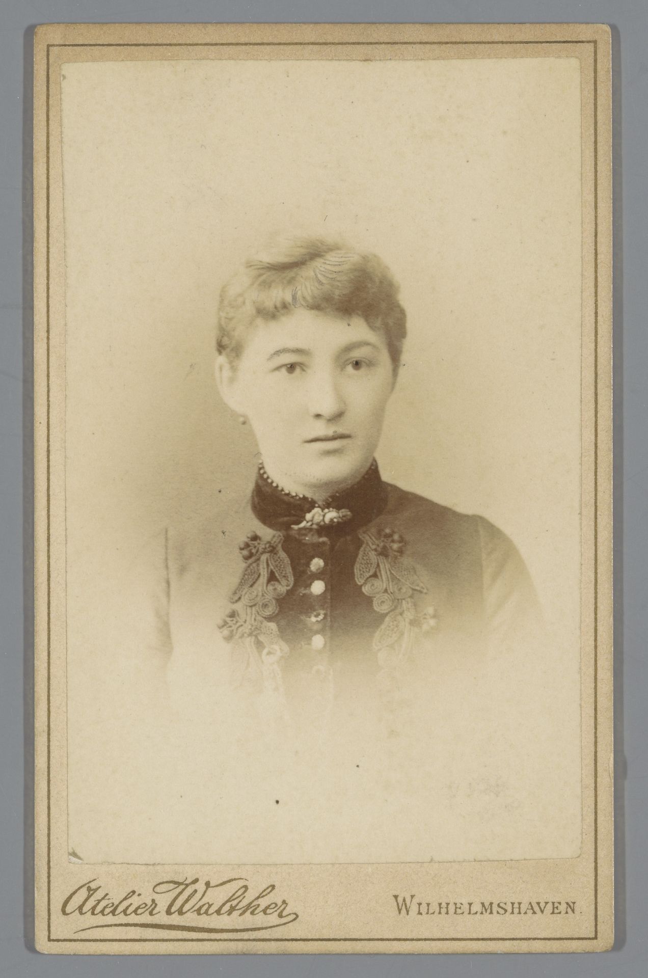 Portret van een onbekende vrouw by Atelier Walther