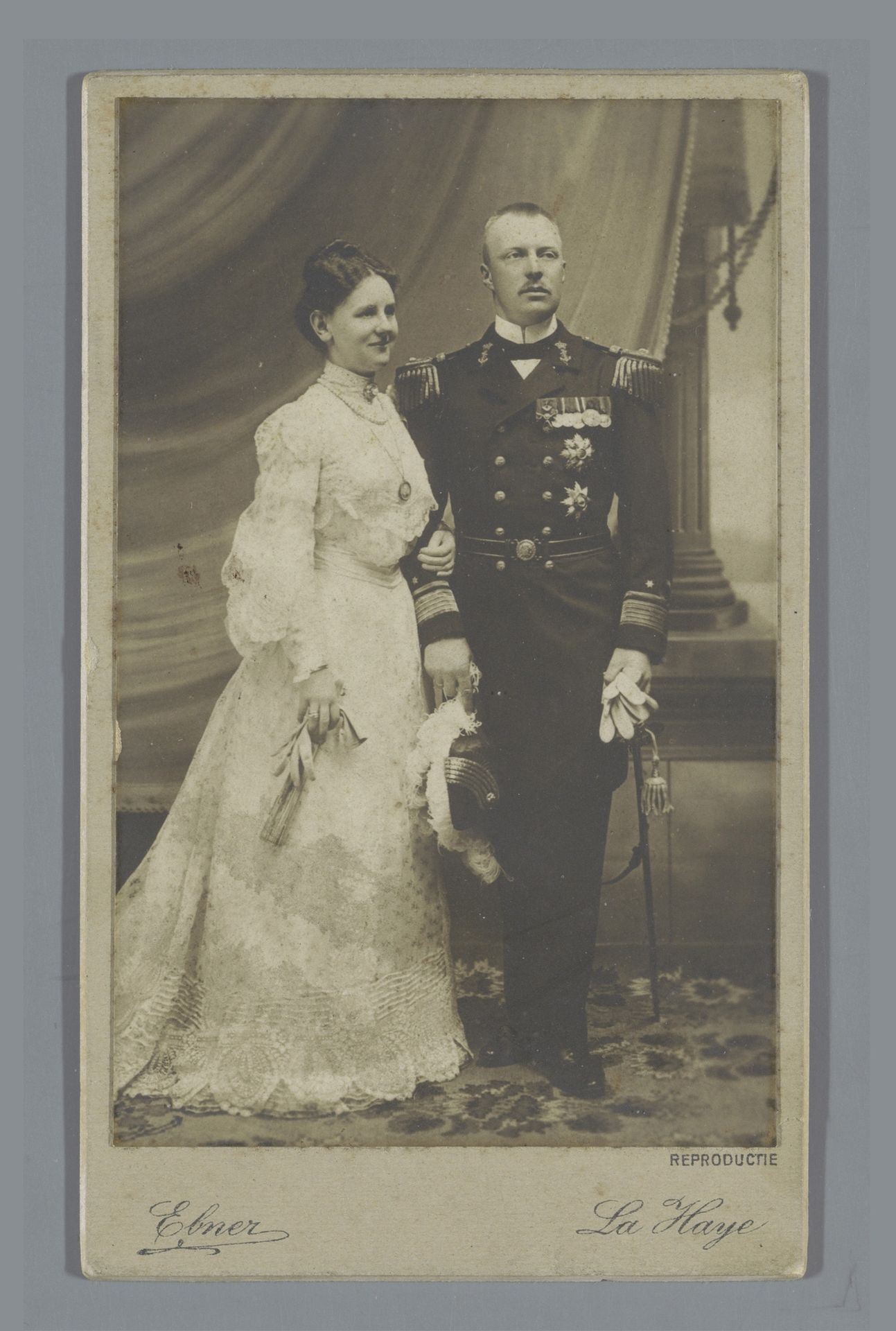 Portret van koningin Wilhelmina en prins Hendrik in uniform van schout-bij-nacht by Ferdinand Robert Ebner
