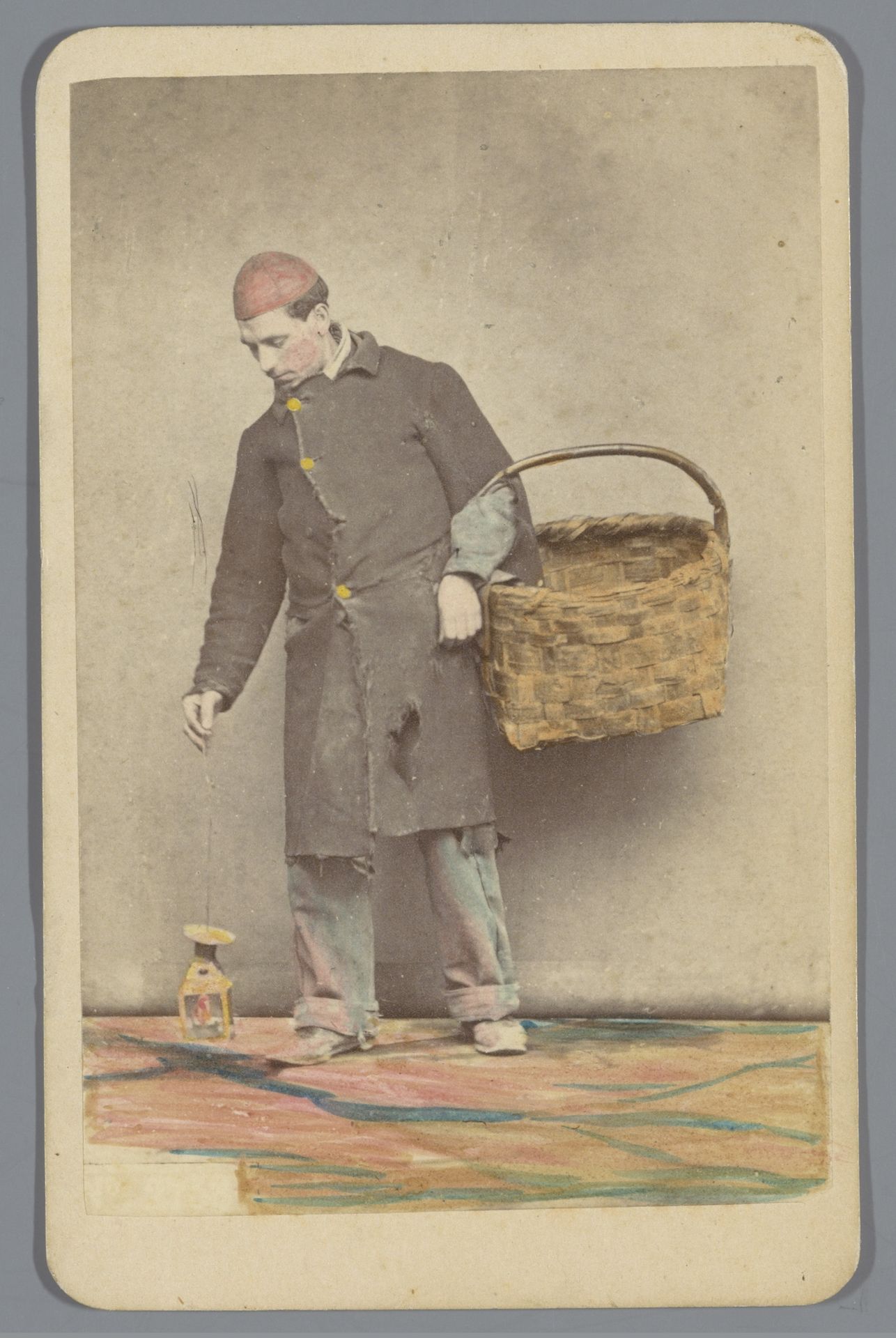 Portret van een onbekende man met een mand en lampion by Giorgio Sommer
