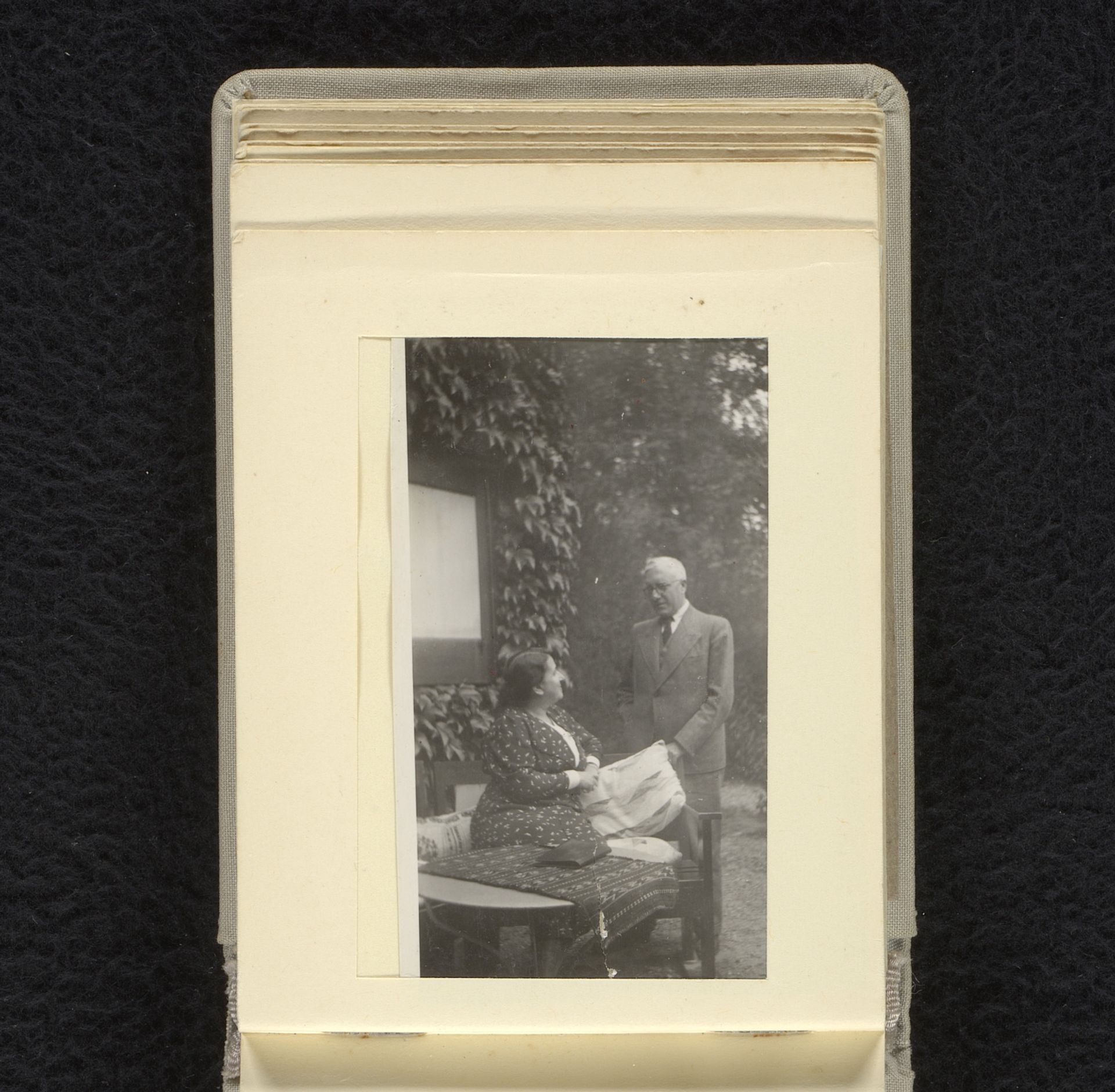 Else Wachenheimer-Moos in de tuin met haar echtgenoot Eugen Wachenheimer, 1941 Doorn by familie Wachenheimer